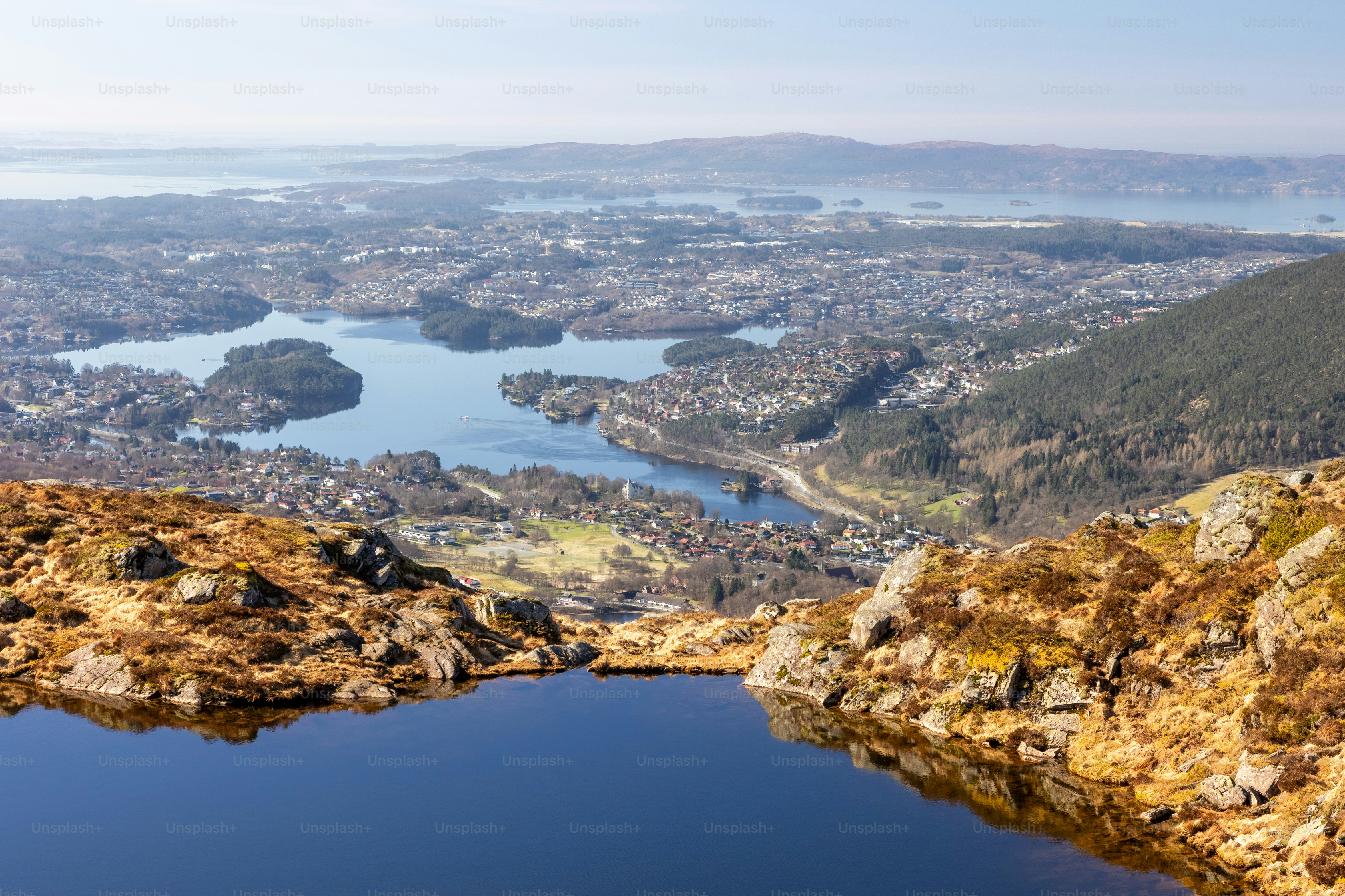 Vista panorâmica do lago da montanha sobre Bergen, Noruega em dia ensolarado