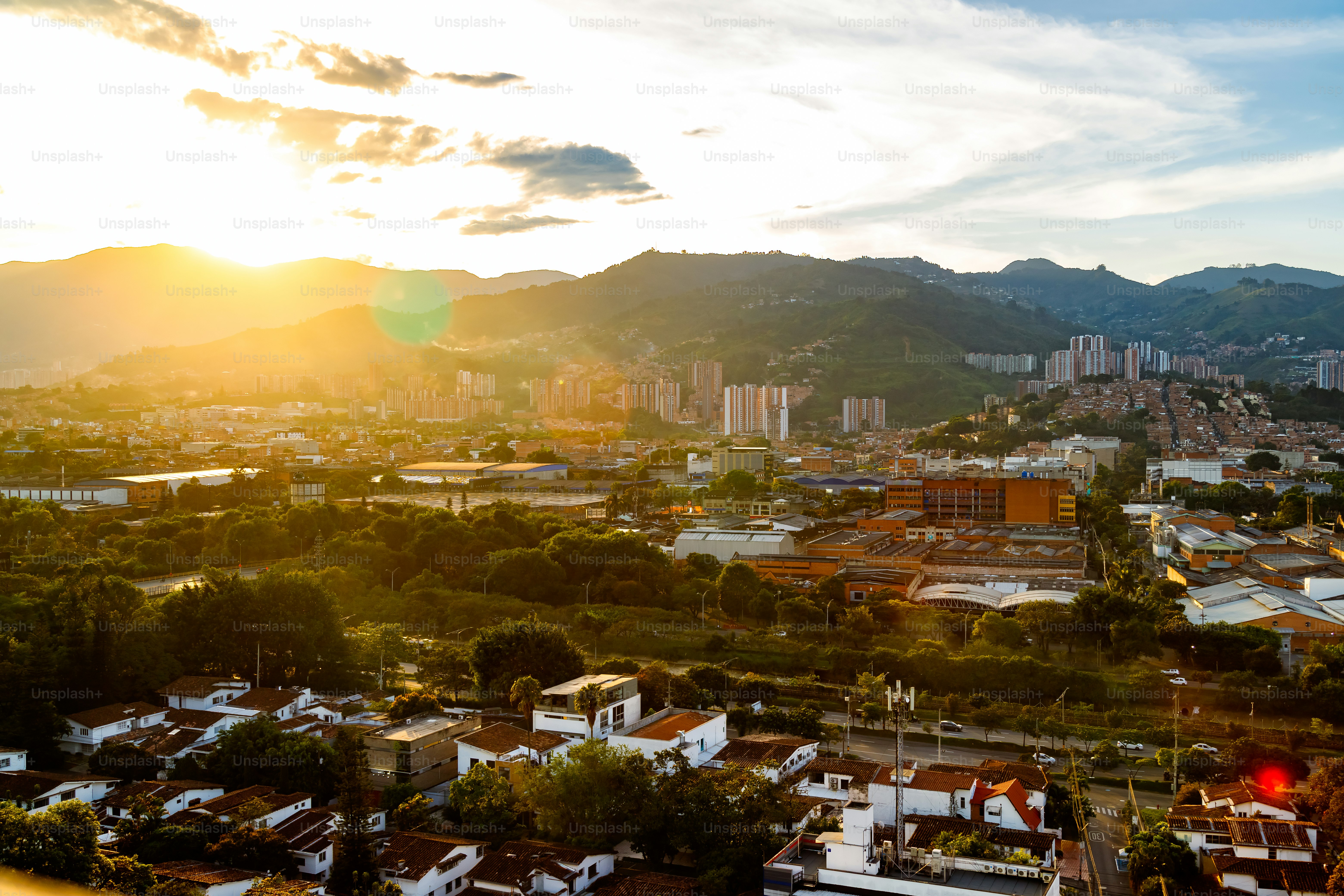 Panorama von Medellin (Kolumbien) bei Sonnenuntergang mit Hügeln im Hintergrund