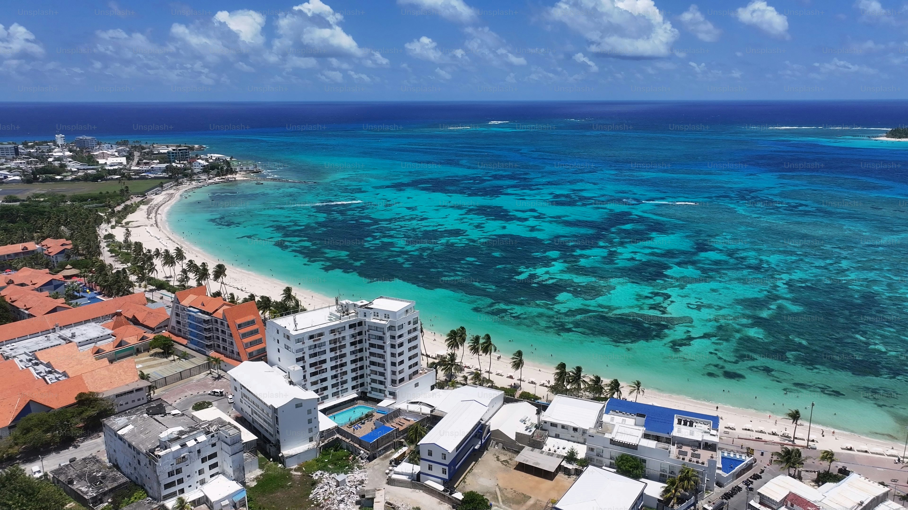 Plage de Spratt Bight à San Andres à Providencia et Santa Catalina Colombie. Paysage de plage. Île des Caraïbes. San Andres à Providencia Y Santa Catalina Colombia. Paysage marin extérieur. Tourisme de nature.