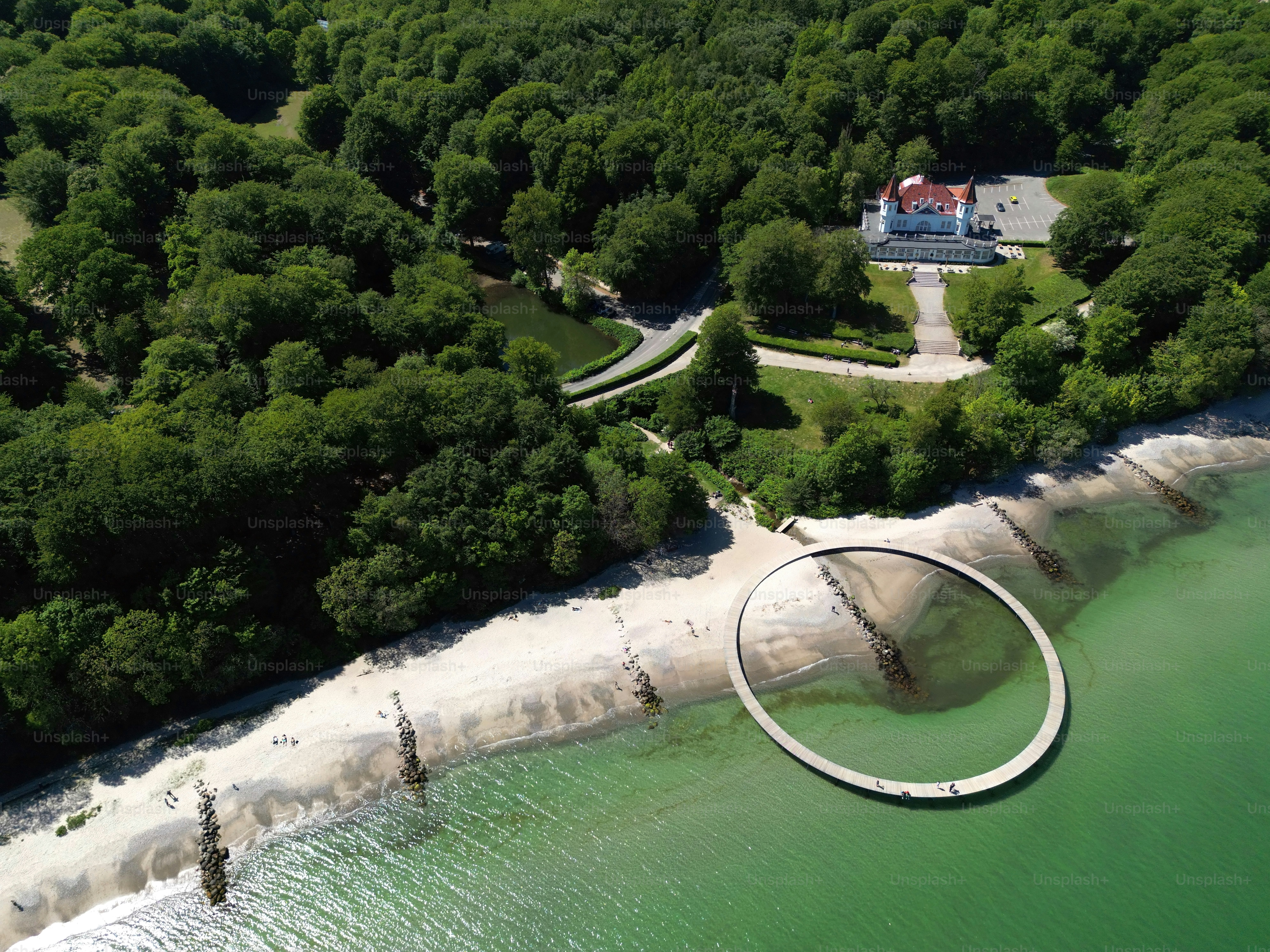 Luftaufnahme der runden Unendlichen Brücke an einem sonnigen Tag in Aarhus, Dänemark