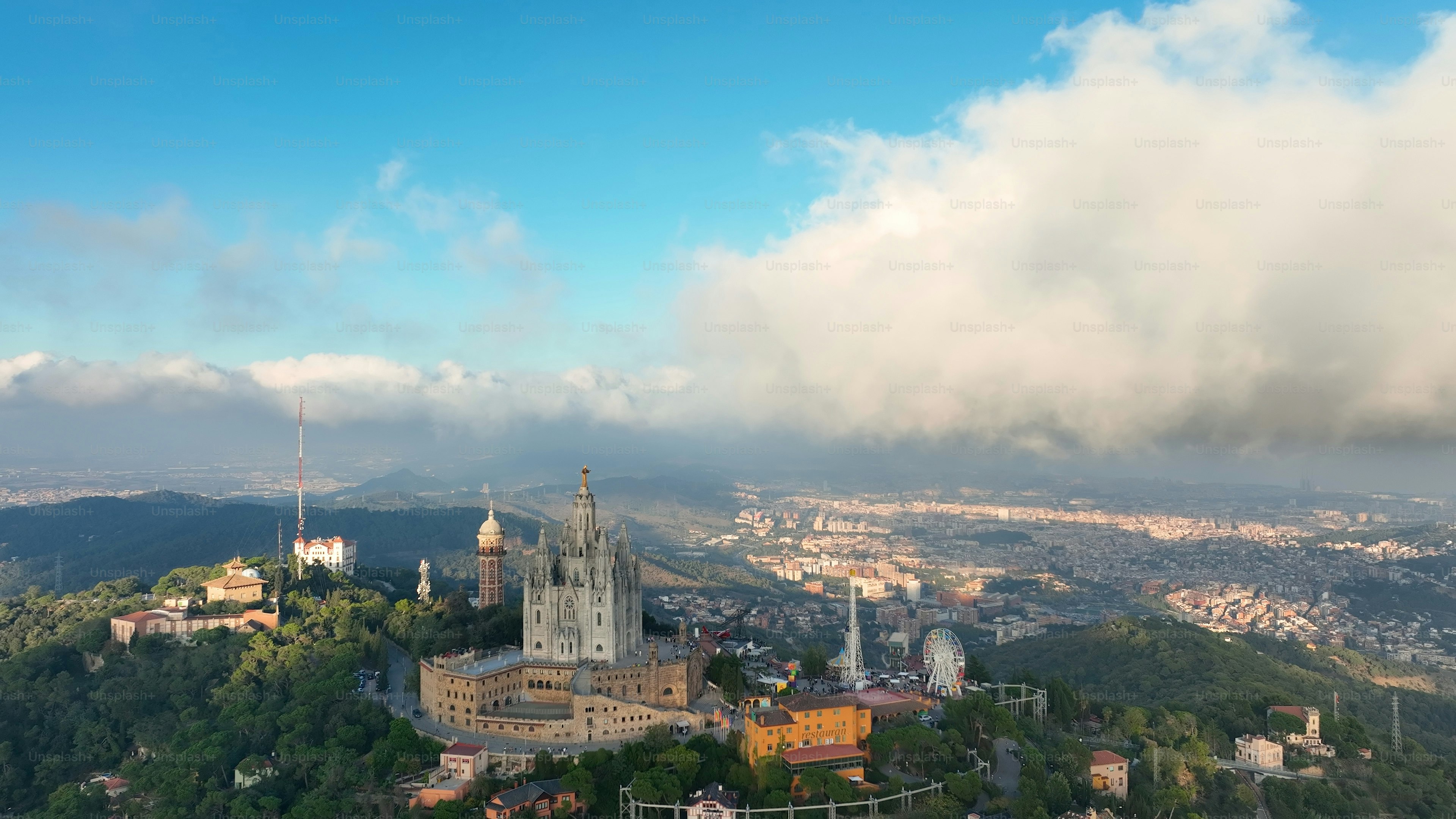 Barcelona, Luftdrohne Hubschrauber Barcelona Tibidabo über den Wolken und Nebel, Sagrat Cor Tempel, Katalonien, Spanien