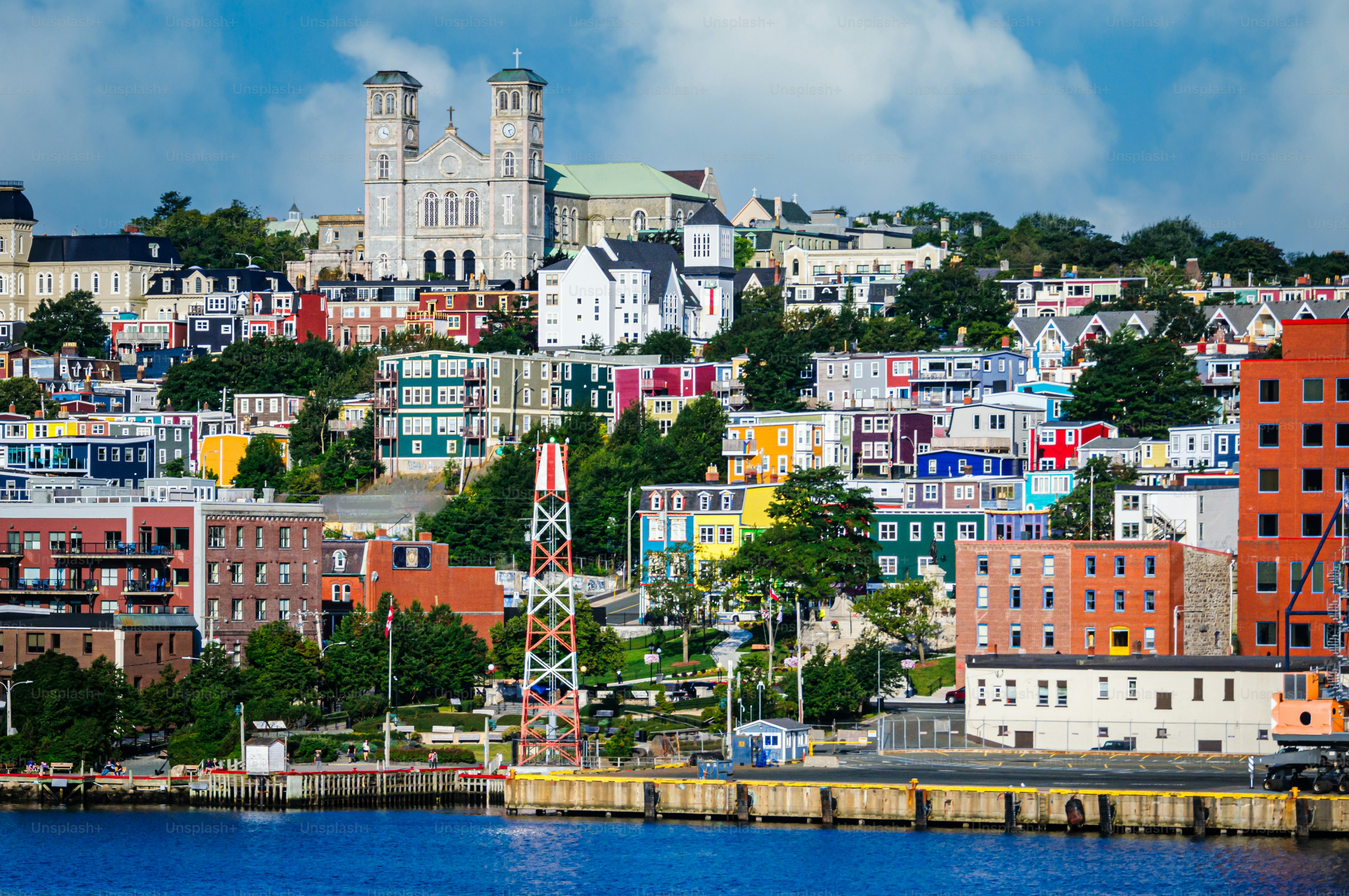 La Basílica de San Juan Bautista se alza sobre los coloridos vecindarios sobre los muelles de St. John's, Terranova.