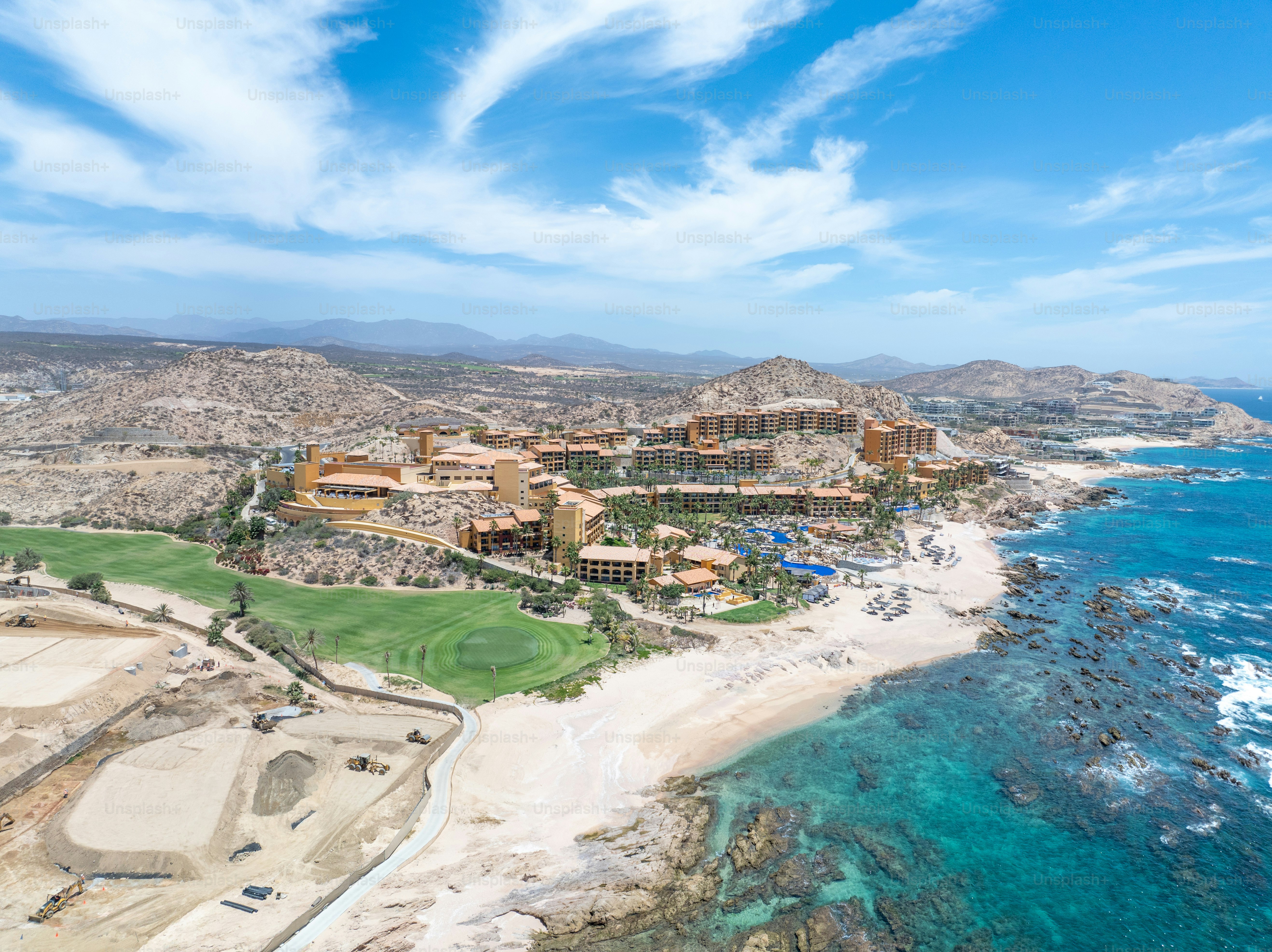 Pemandangan udara pantai tropis dengan resor di Cabo San Jose, Baja California Sur, Meksiko
