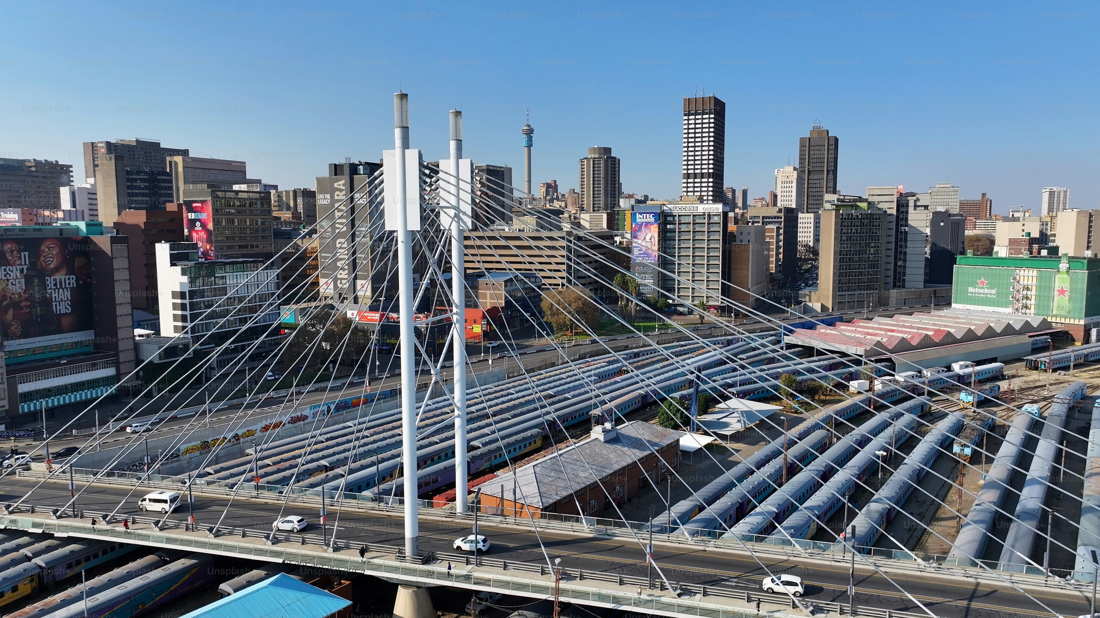 Pont Nelson Mandela à Johannesburg dans le Gauteng, en Afrique du Sud.  Bâtiments de grande hauteur paysage. Arrière-plan de mégapole. Johannesburg  à Gauteng, Afrique du Sud. Centre-ville. Extérieur urbain. photo – Image, image size:3000x1688
