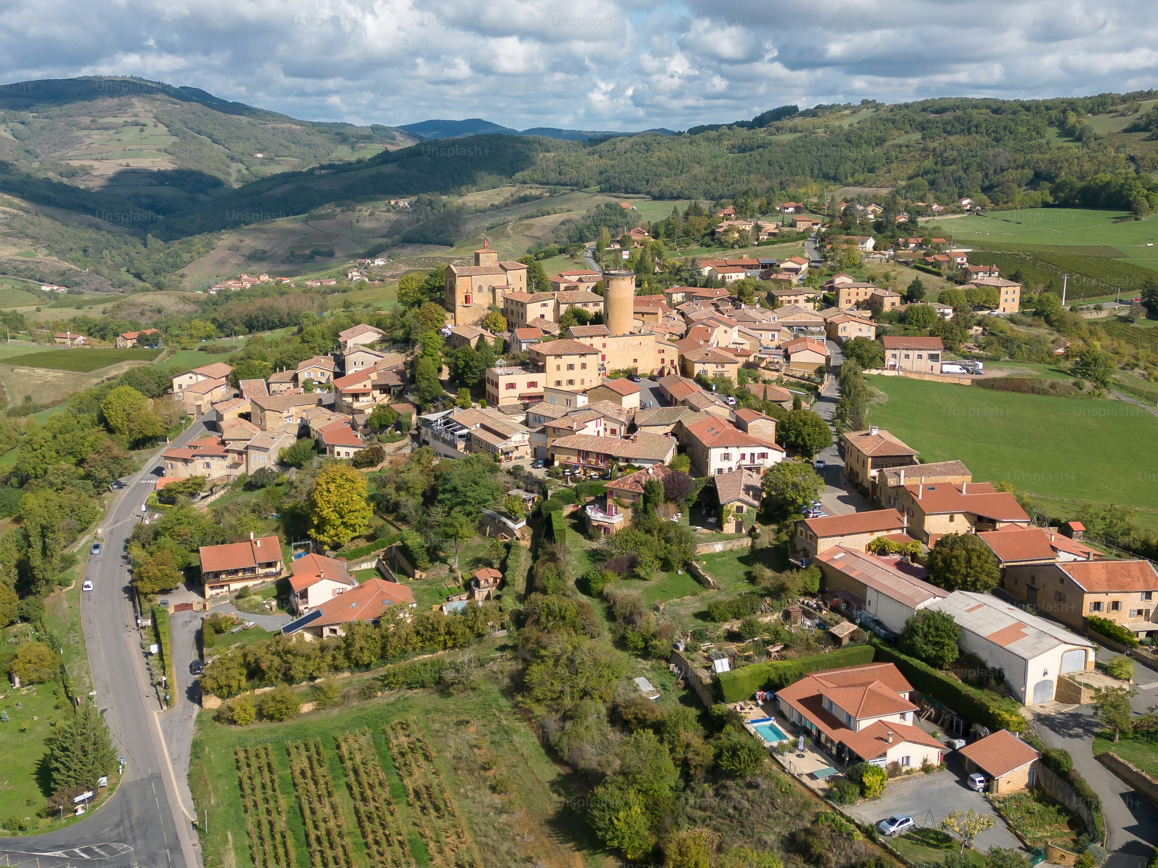 Vista aérea de drone da vila francesa de Oingt, na região de Beaujolais, famosa por seus vinhedos e vinícolas. A vila medieval está localizada a noroeste de Lyon e é frequentemente listada como uma das aldeias mais bonitas da França.