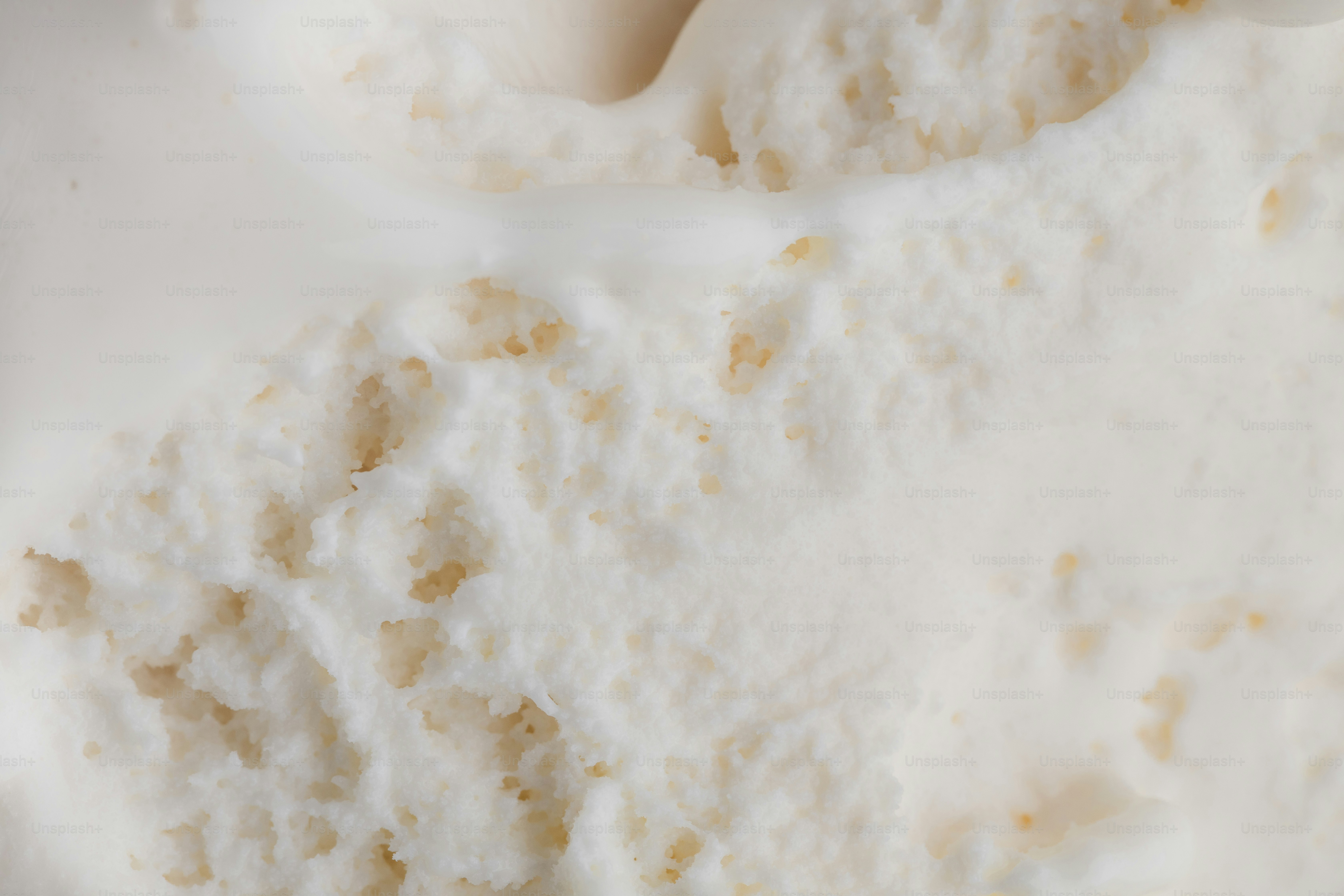 Primo piano di cibo cremoso, strutturato e bianco.