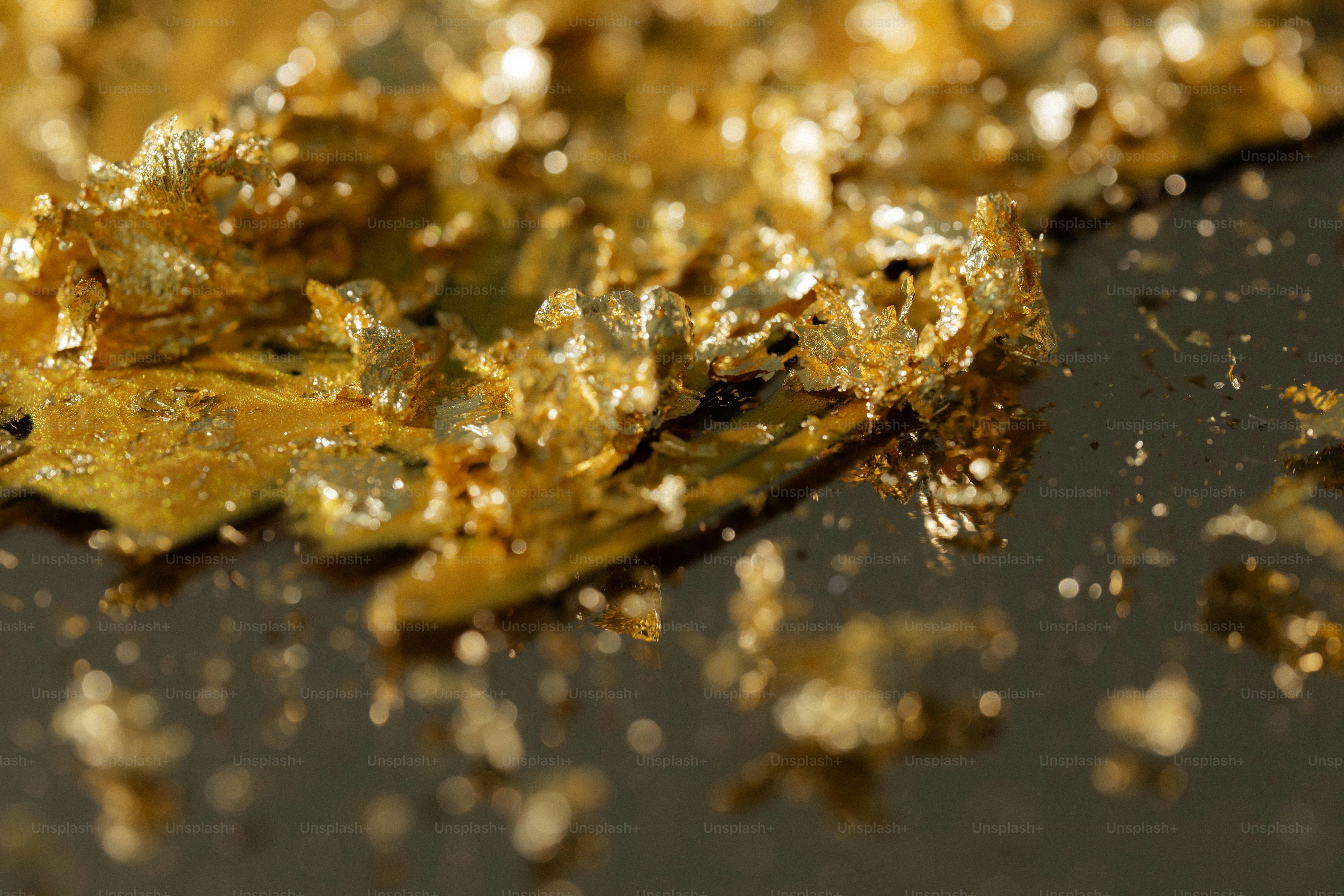 Primo piano di fiocchi di foglia d'oro.