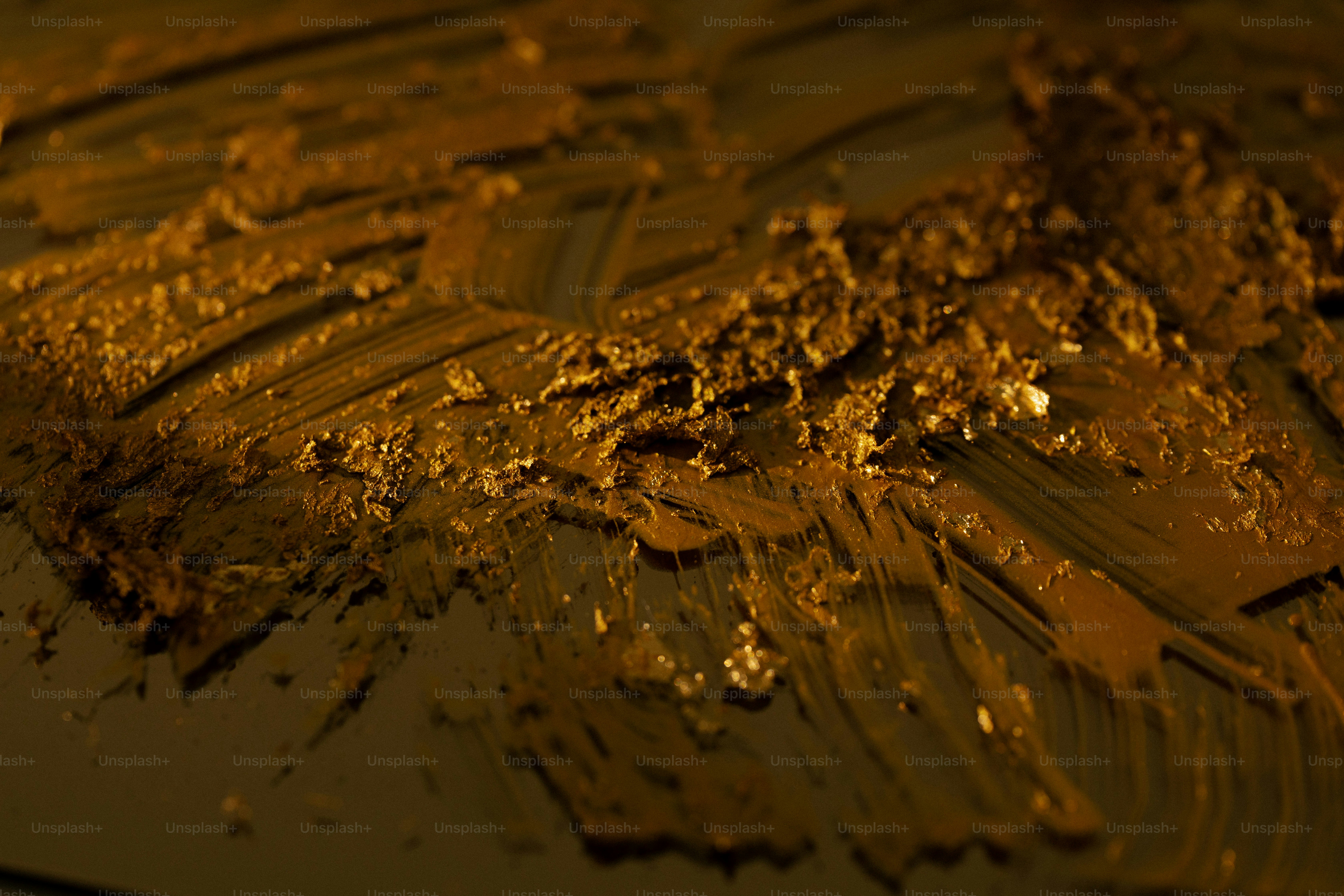 Nahaufnahme einer strukturierten braunen Substanz mit Streifen