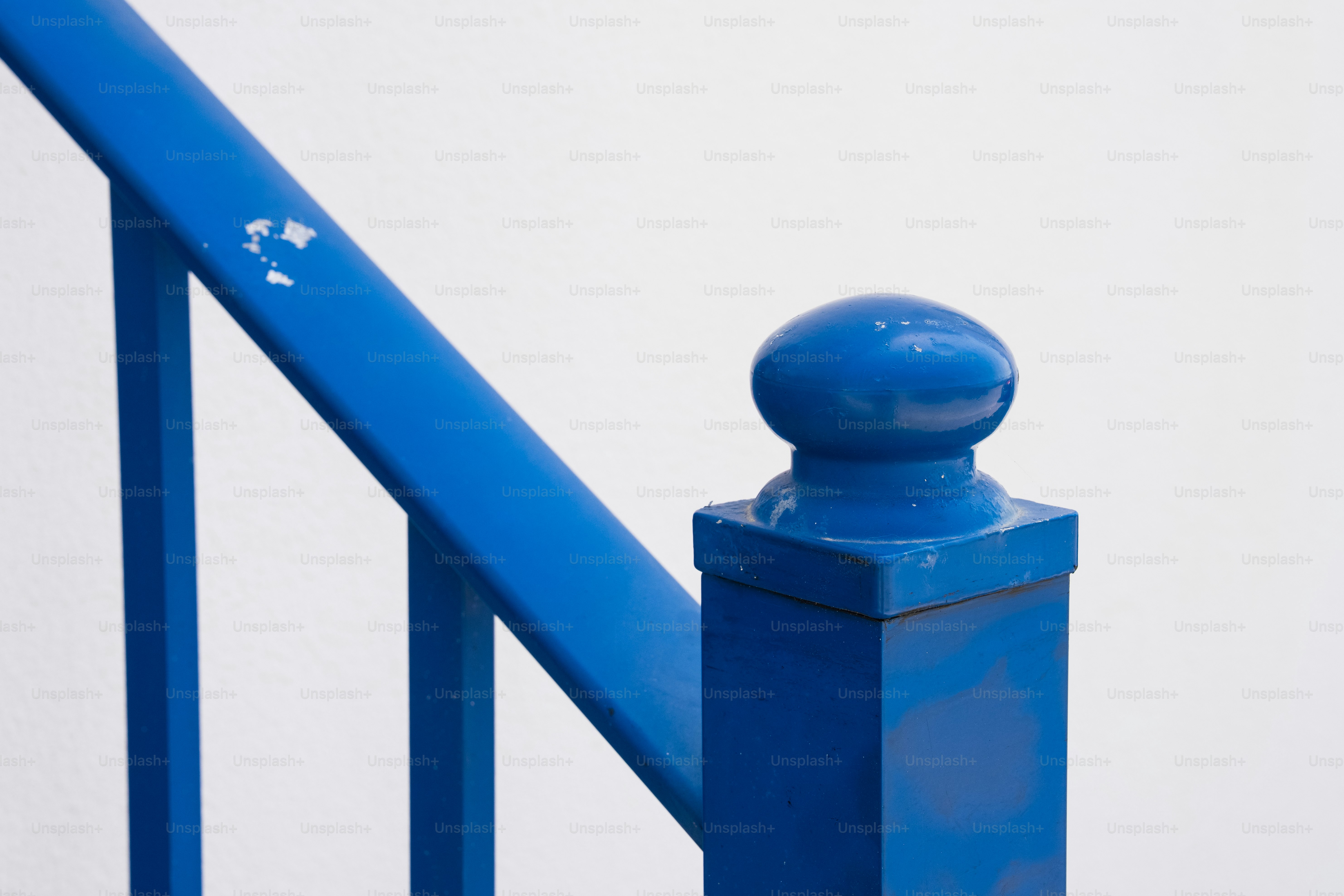 白地に明るい青色の手すり