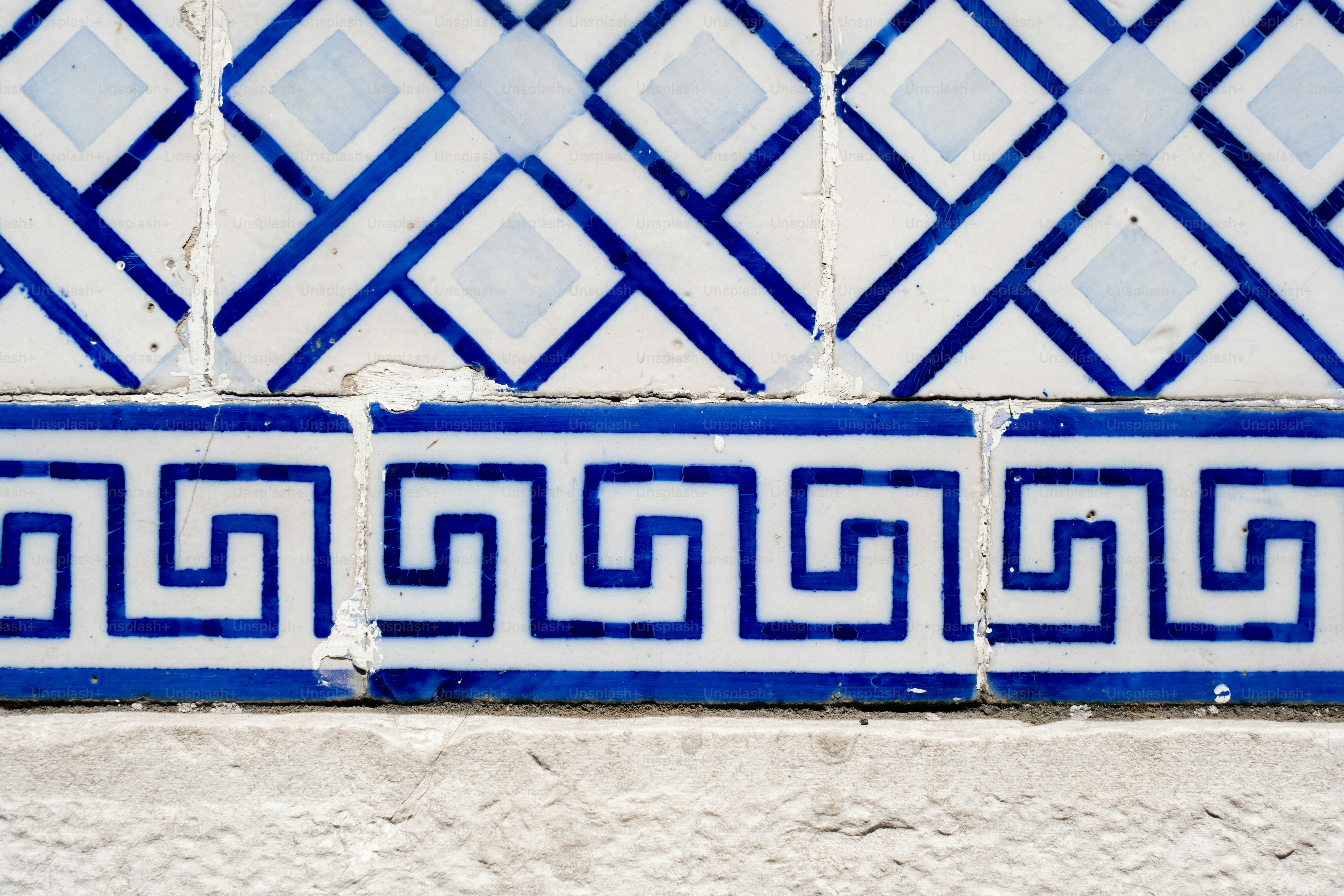 Blaues und weißes geometrisches Fliesenrahmenmuster