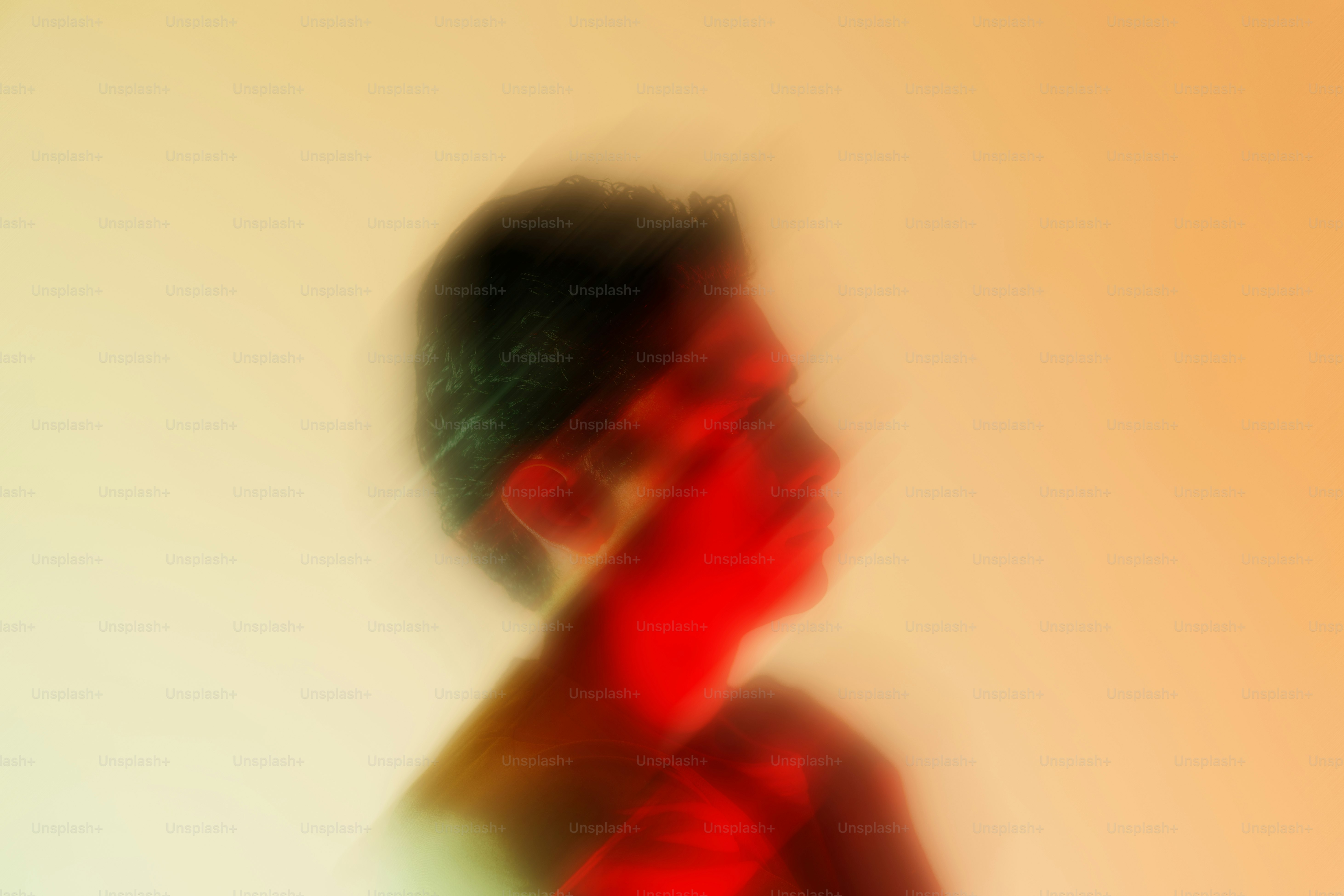 Perfil borrado de uma pessoa com iluminação colorida