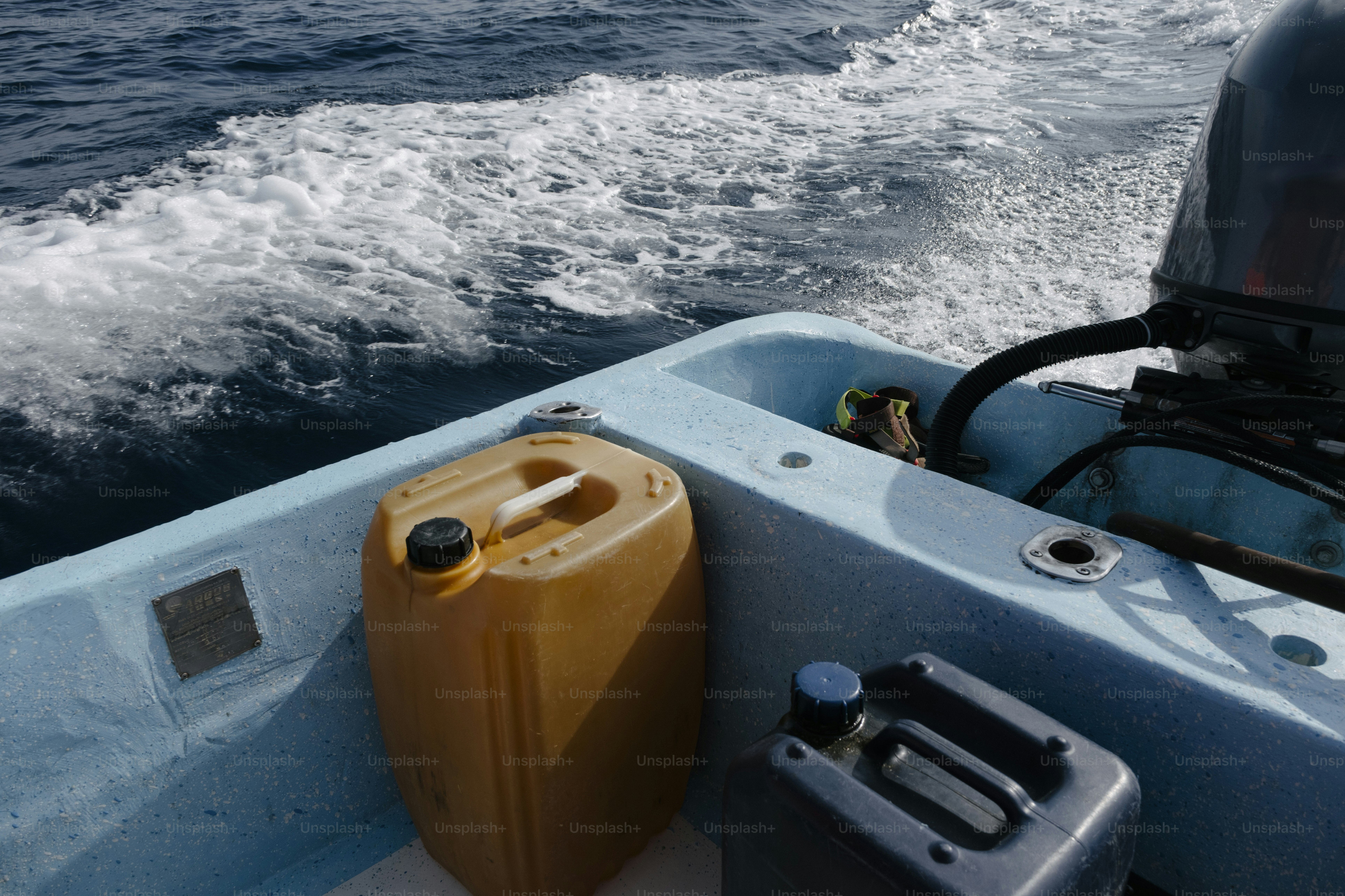 Gelber Kanister in einem Boot mit Meereswellen