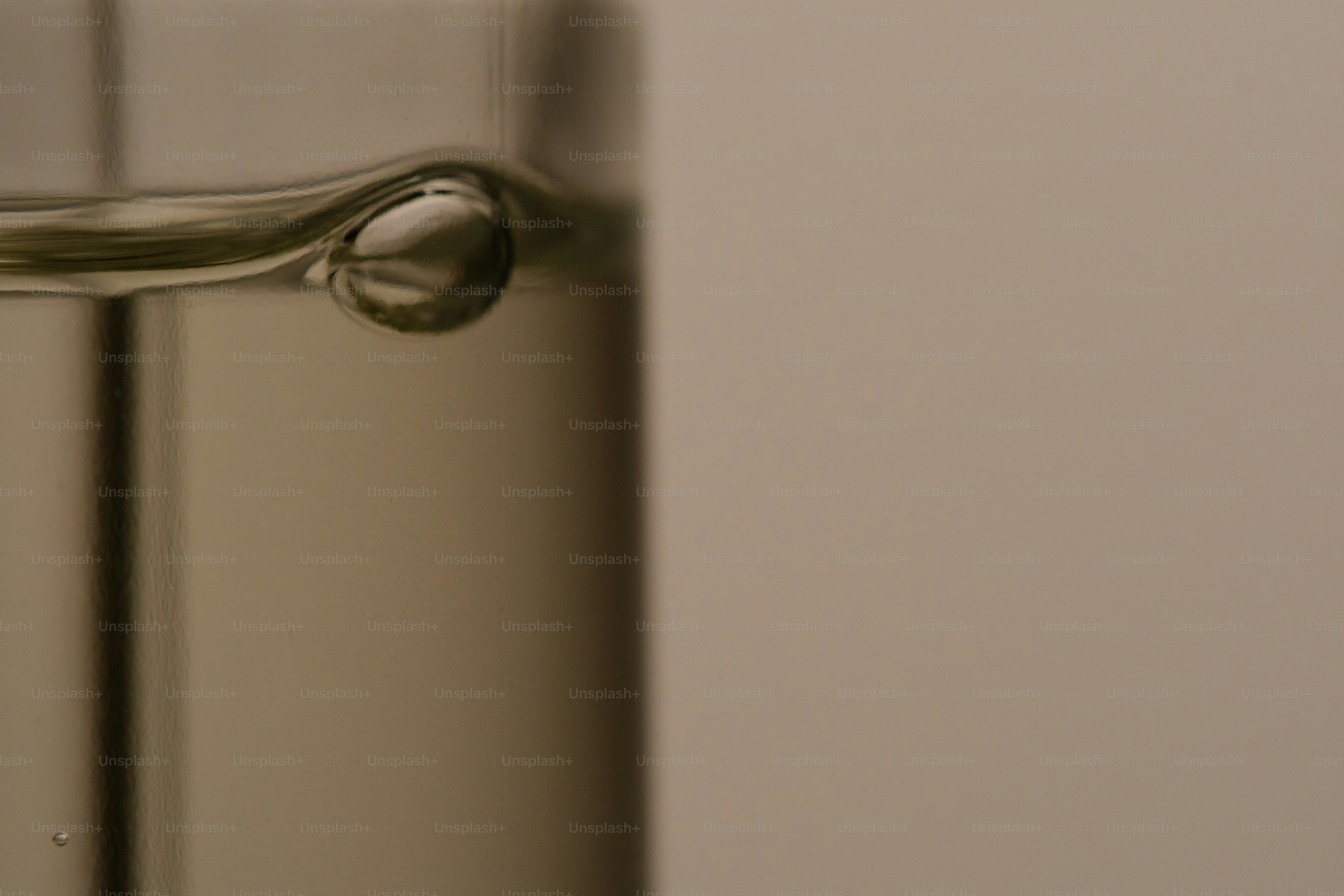 Primer plano de una barandilla de metal con un fondo borroso