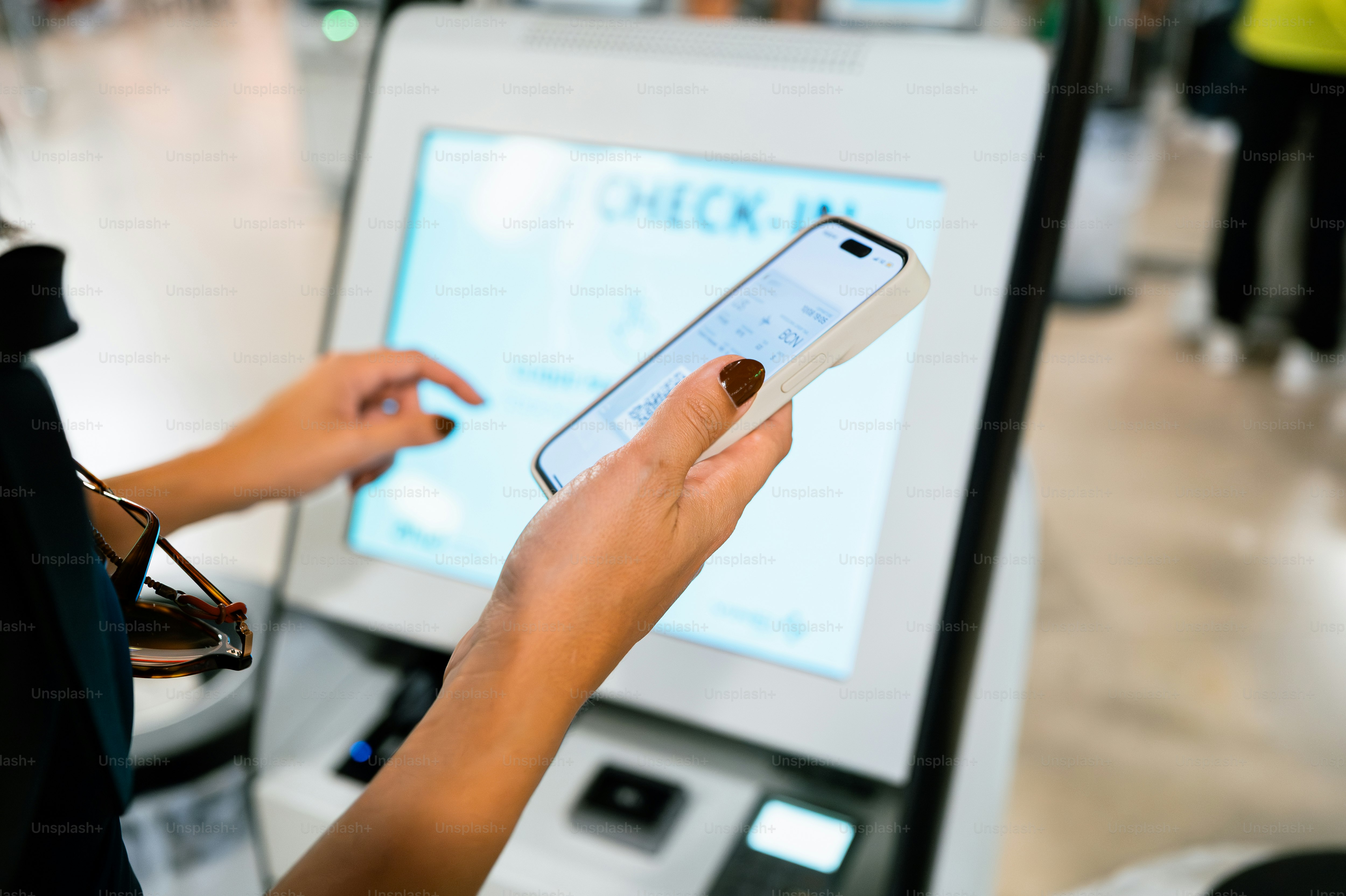 Pessoa usando um quiosque touchscreen com smartphone