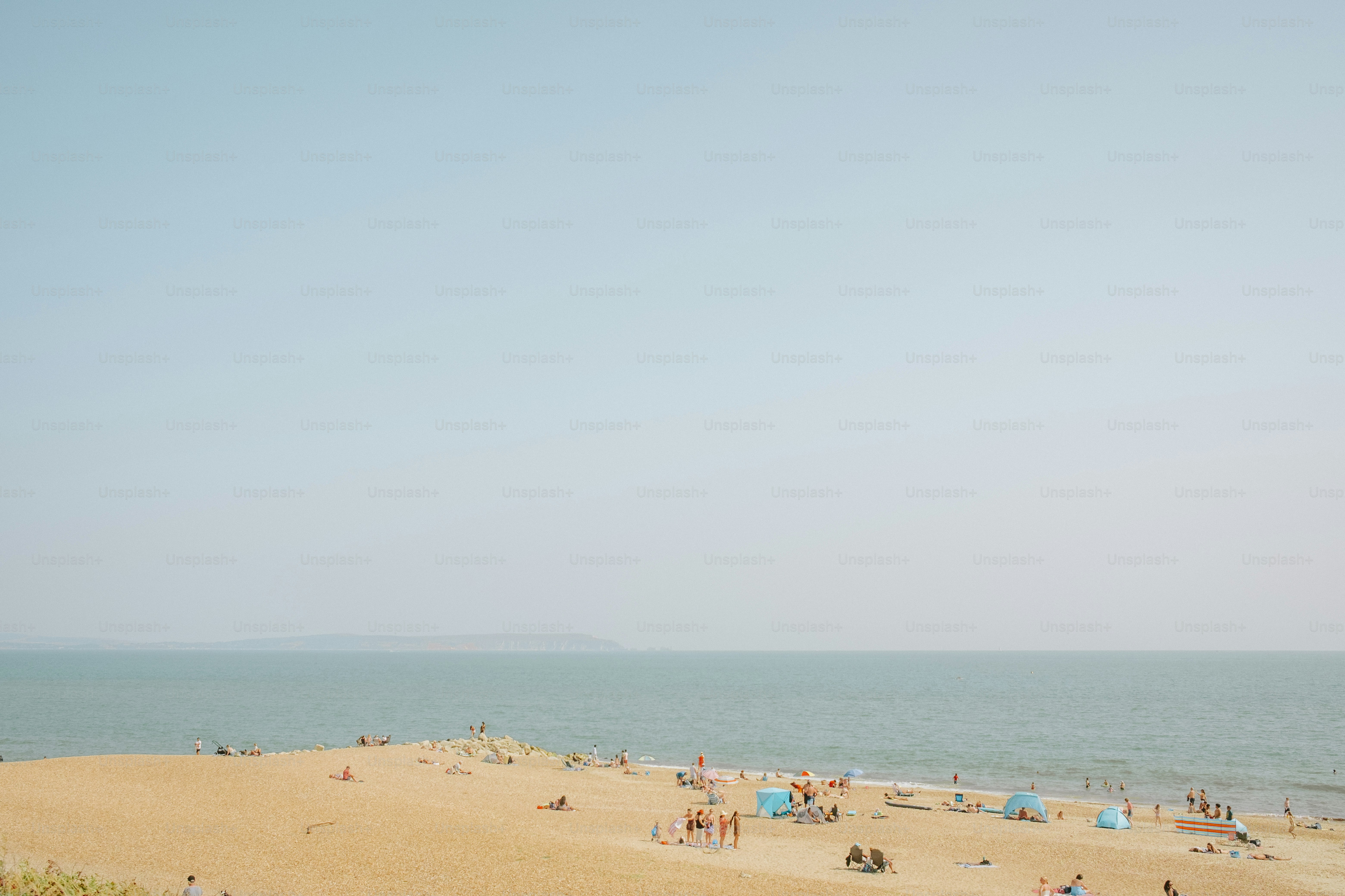Ciel bleu clair sur une plage de sable et l’océan