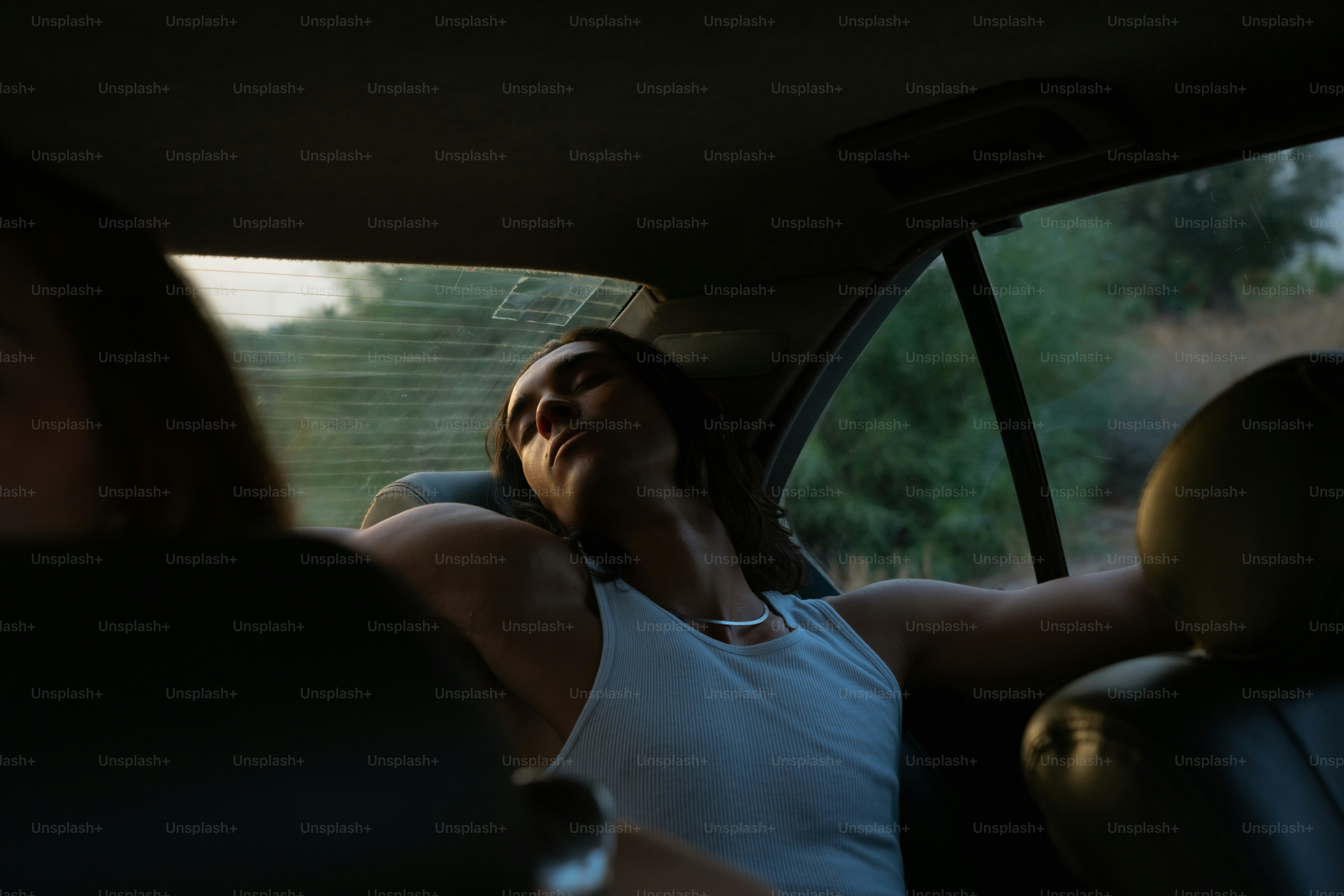 Mujer durmiendo en el asiento trasero de un coche