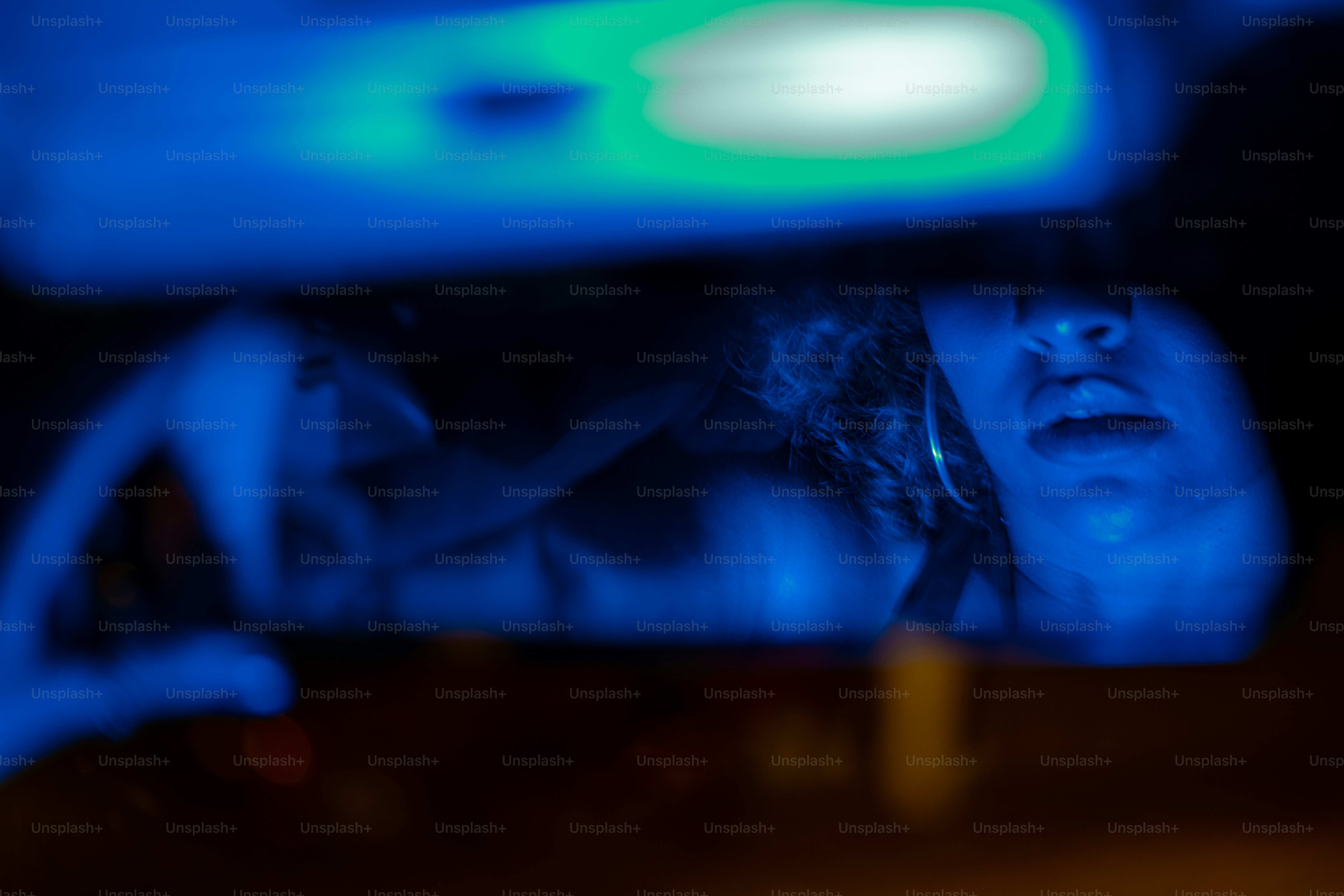 Homme regardant dans le rétroviseur de la voiture avec lumière bleue