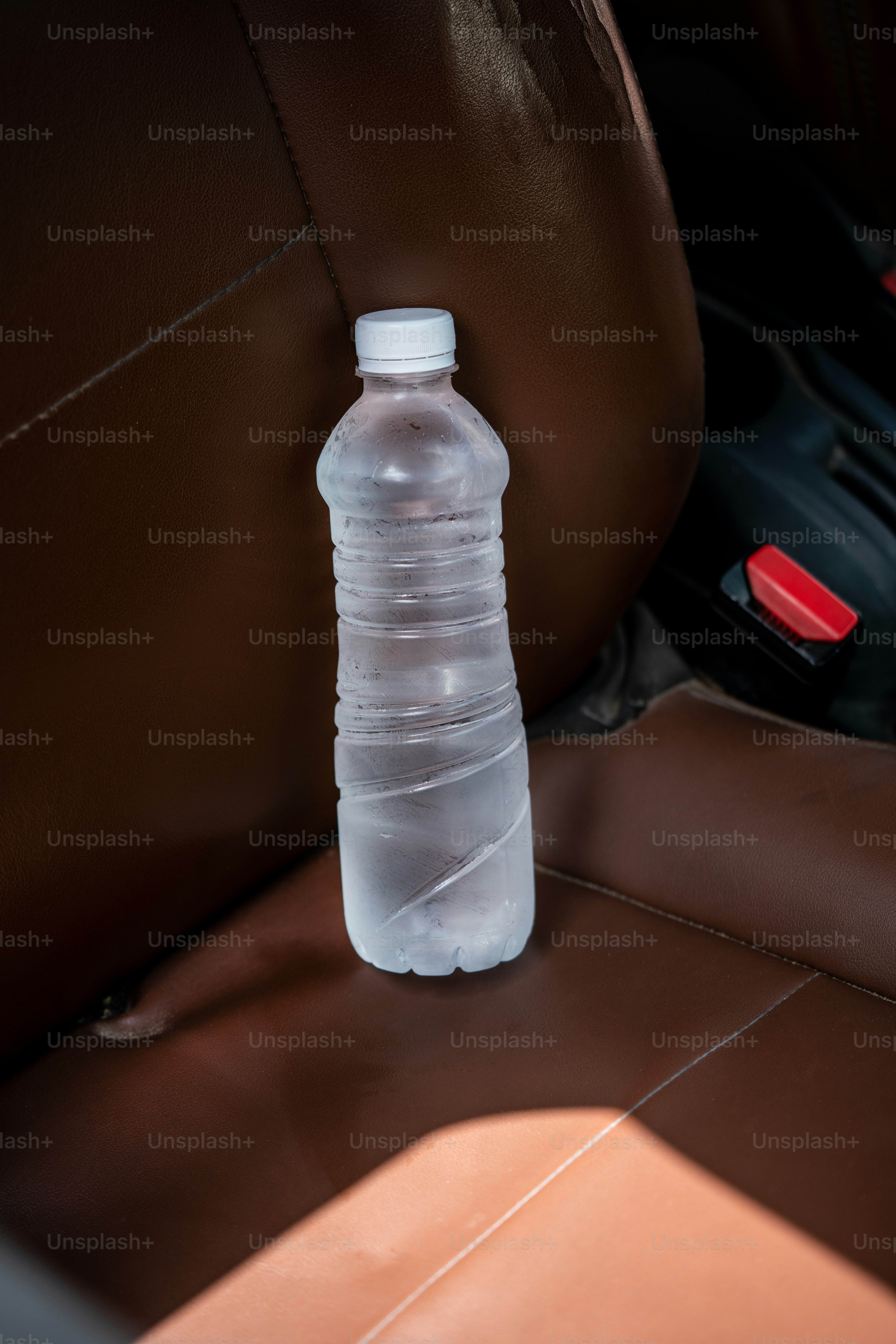 Botol air di kursi mobil coklat