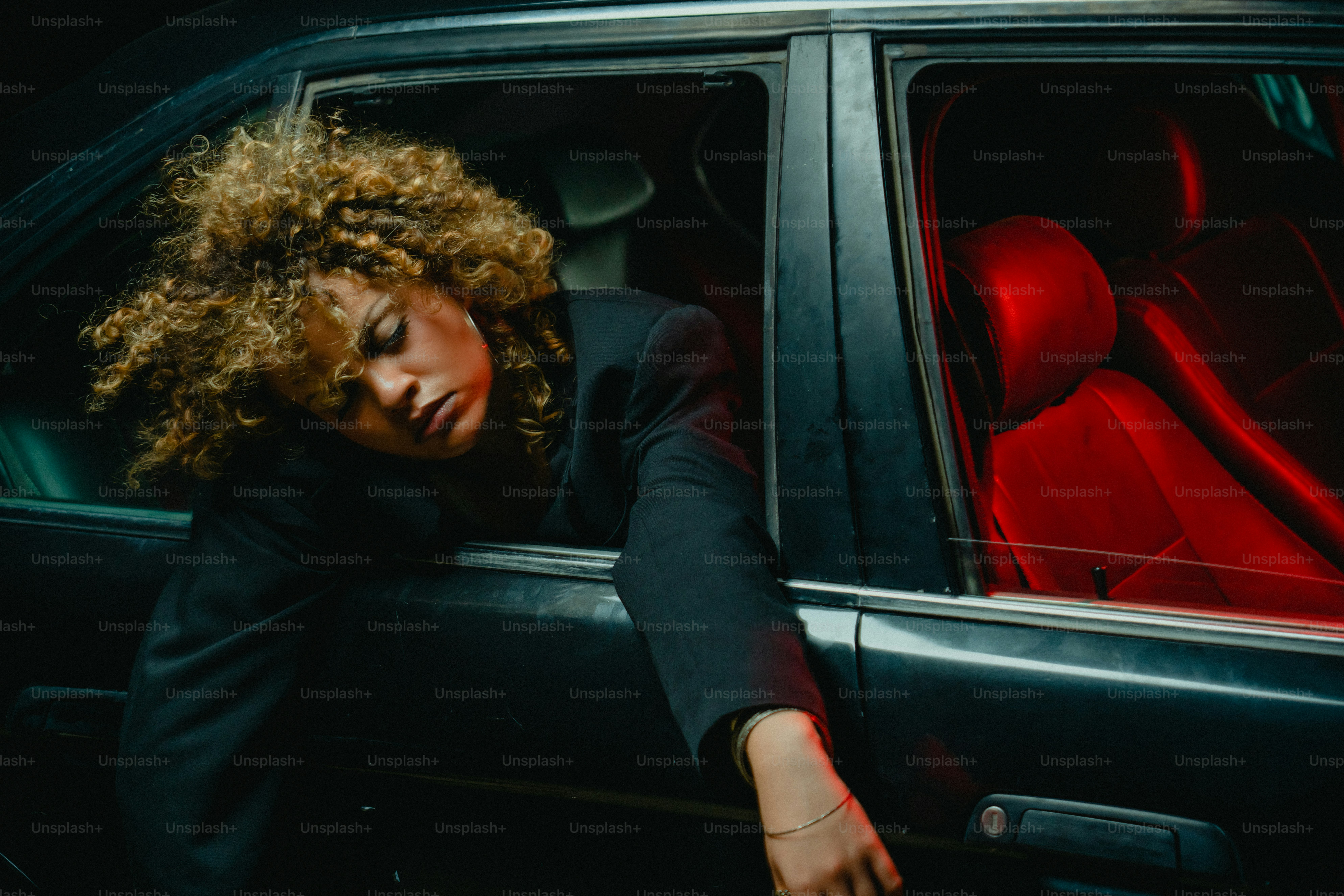 Femme penchée par la fenêtre de la voiture avec les yeux fermés