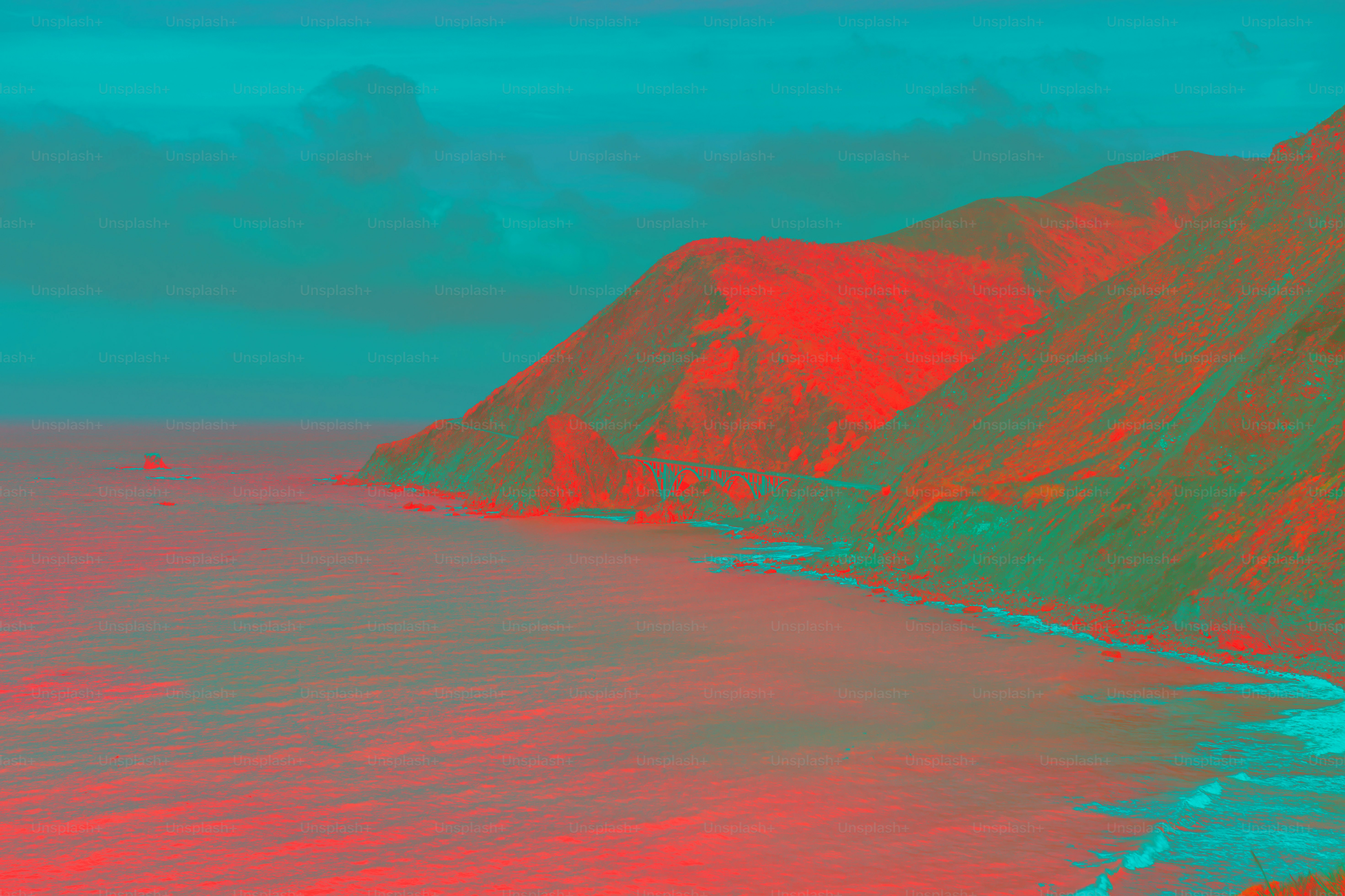 Paisagem costeira com um edifício em uma colina.