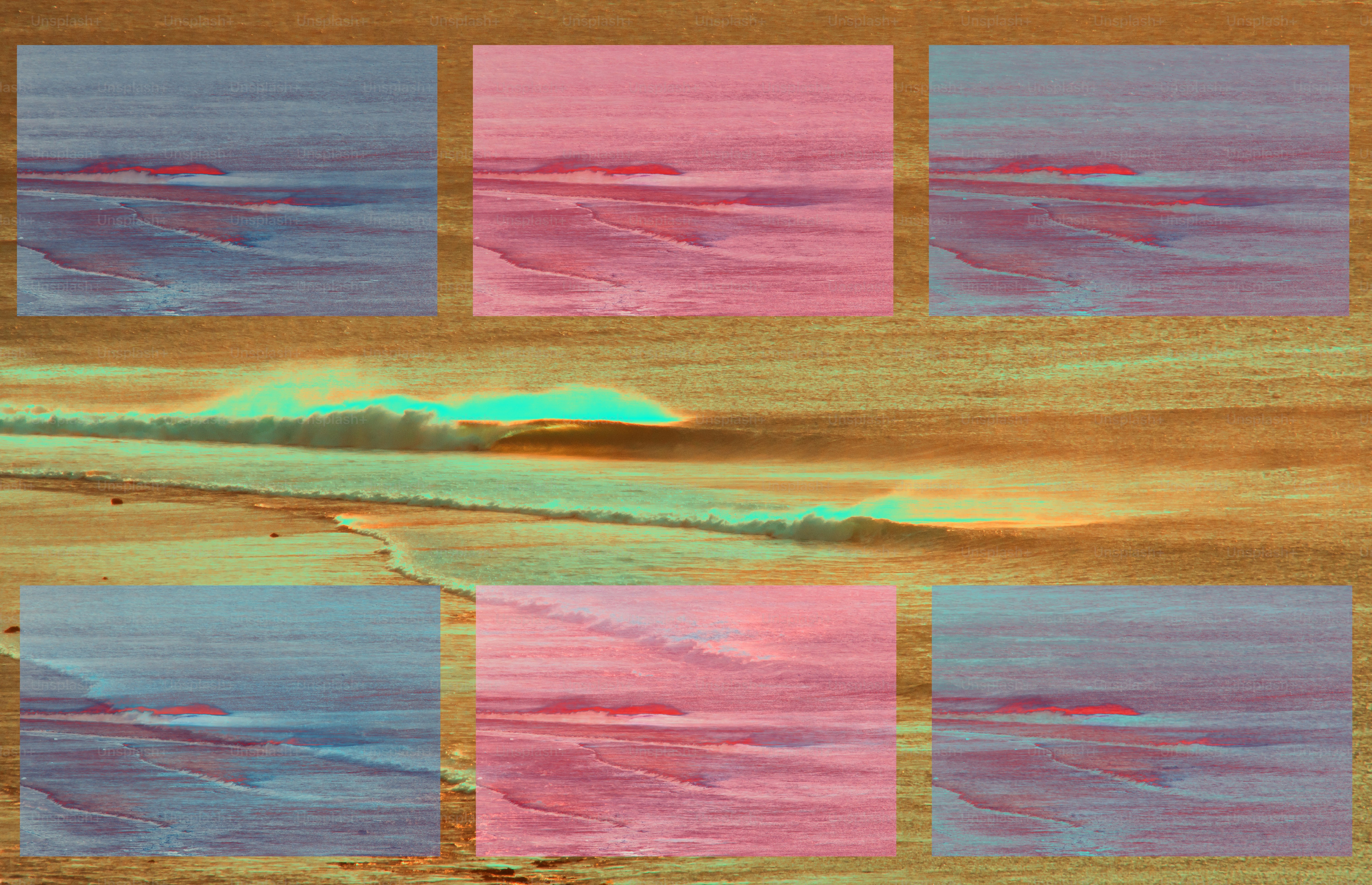 Notas pegajosas coloridas dispostas na superfície de madeira