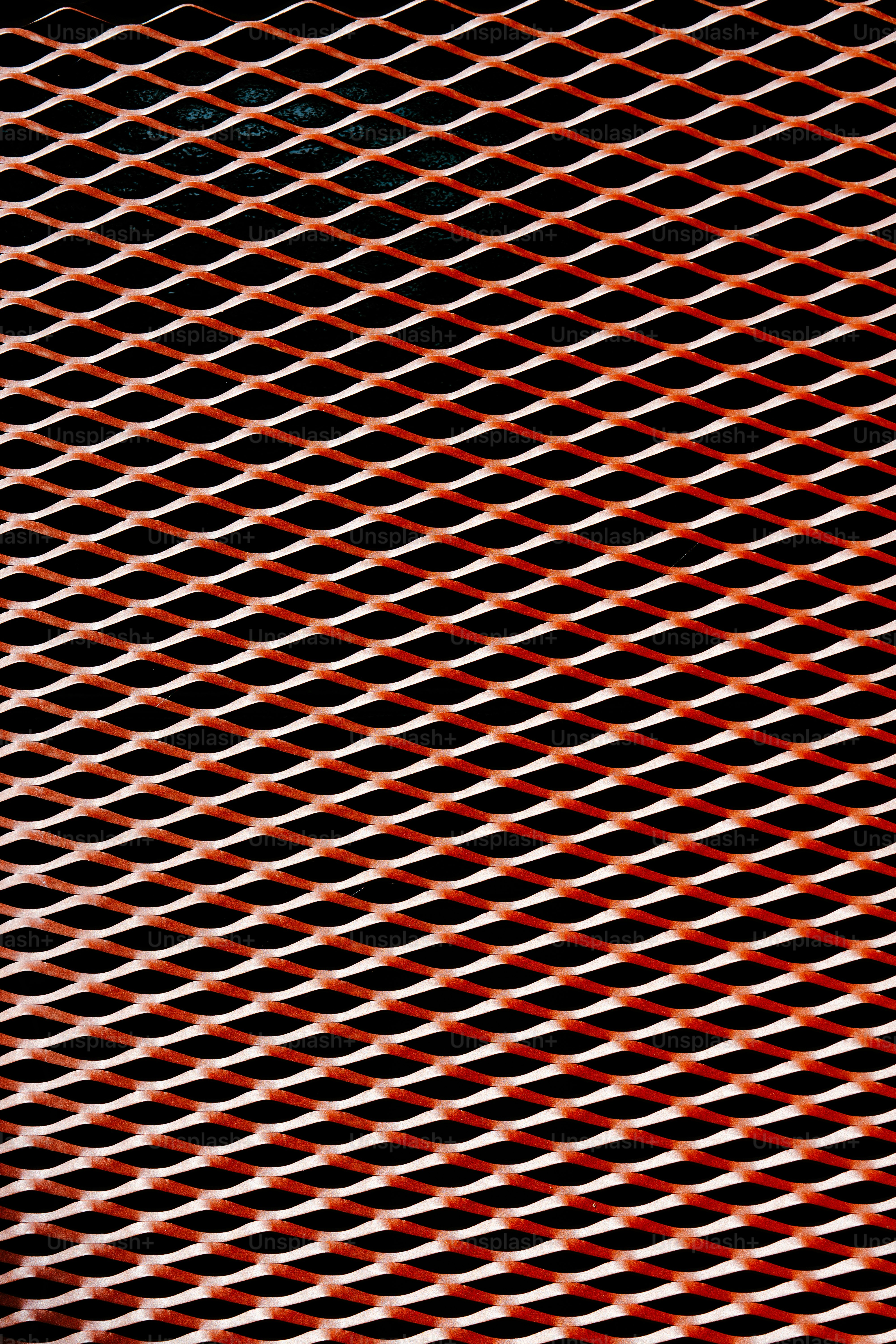 Padrão de malha de metal vermelho e branco contra fundo preto foto – Imagem  sobre Fundo na Unsplash, image size:3000x4500
