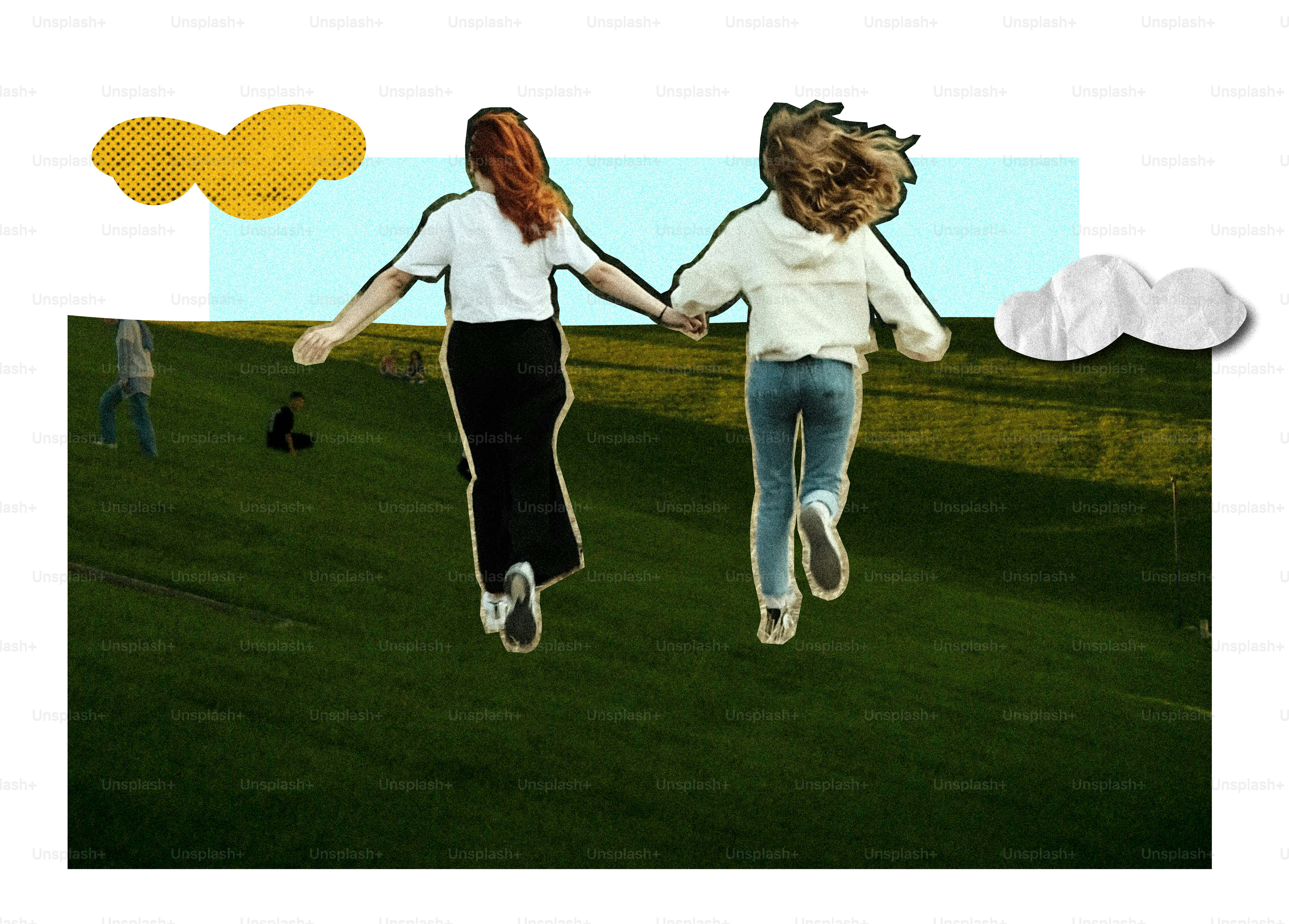 Duas meninas correndo de mãos dadas em uma colina gramada.