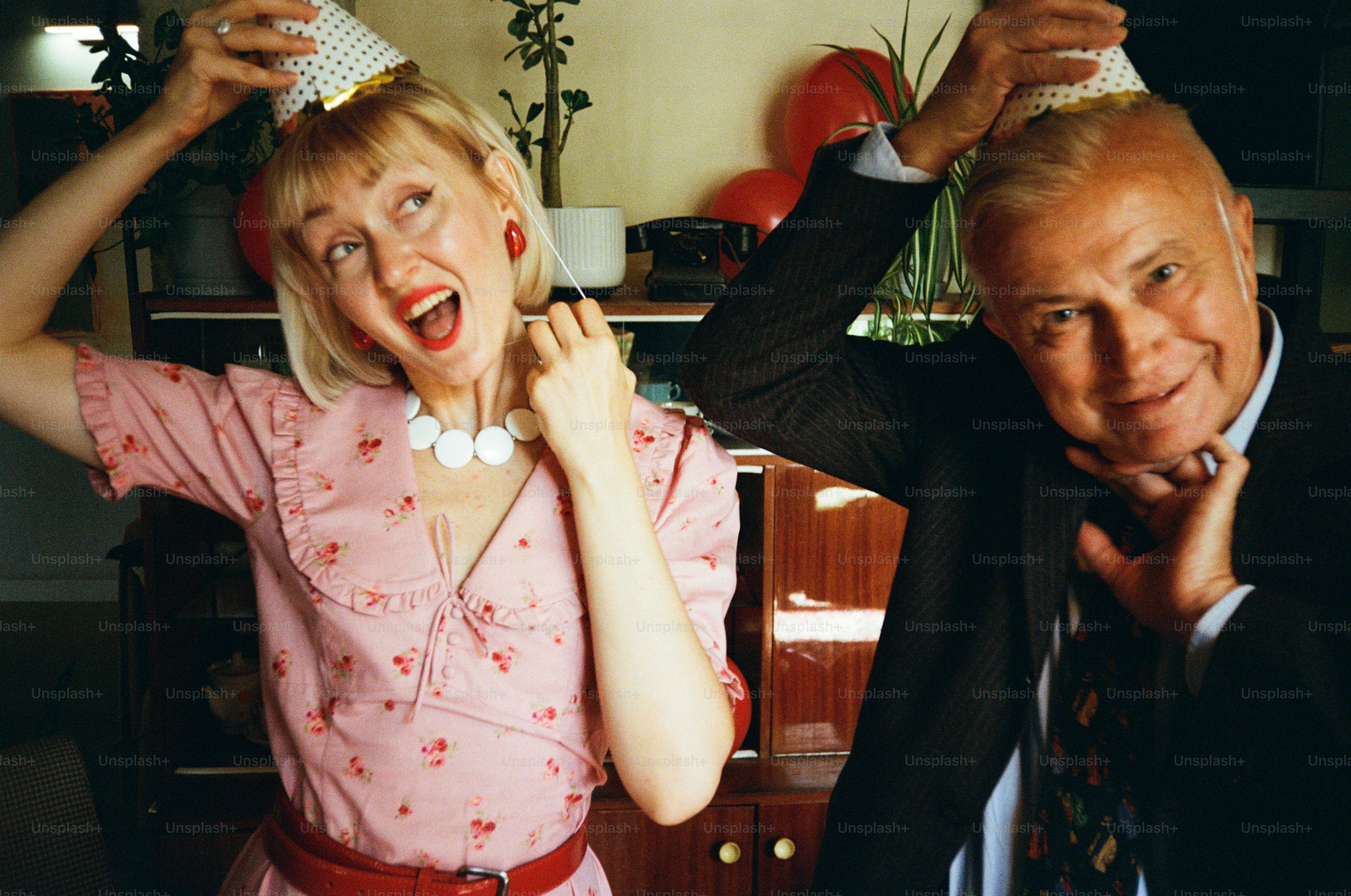 Coppia che indossa cappelli da festa e si diverte