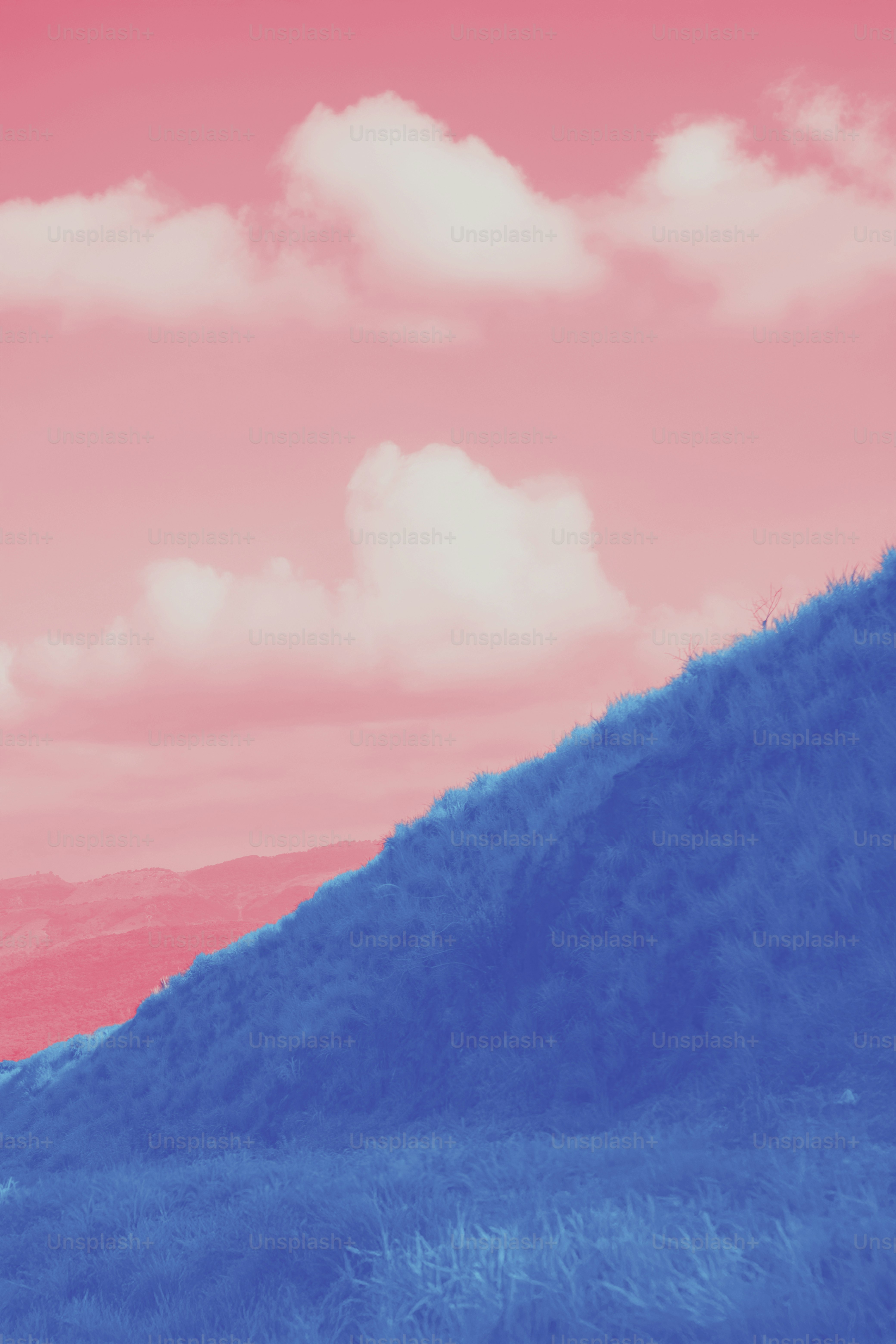 Perbukitan biru bergaya dengan langit merah muda