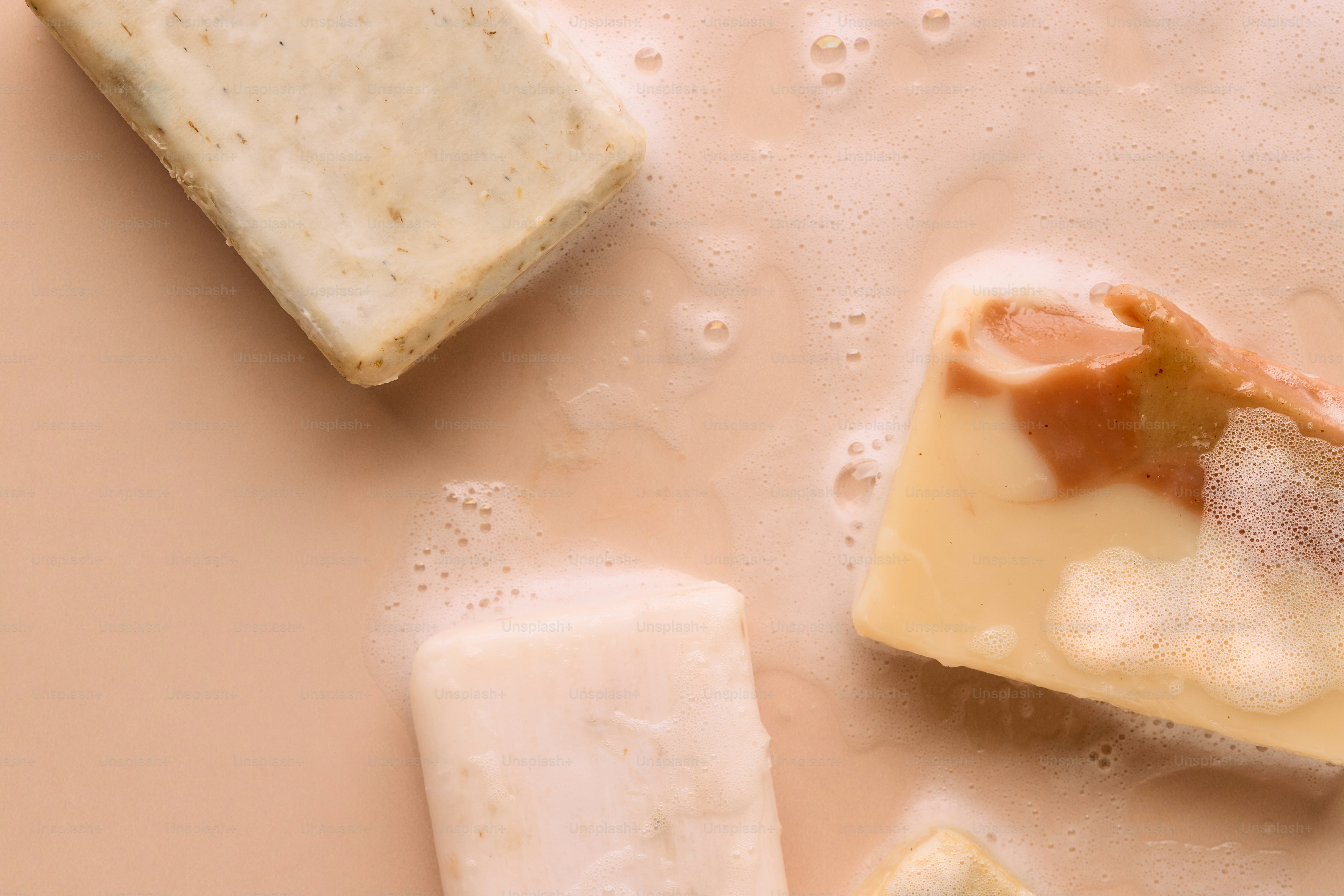 Drei Stück Seife in Flüssigkeit getaucht