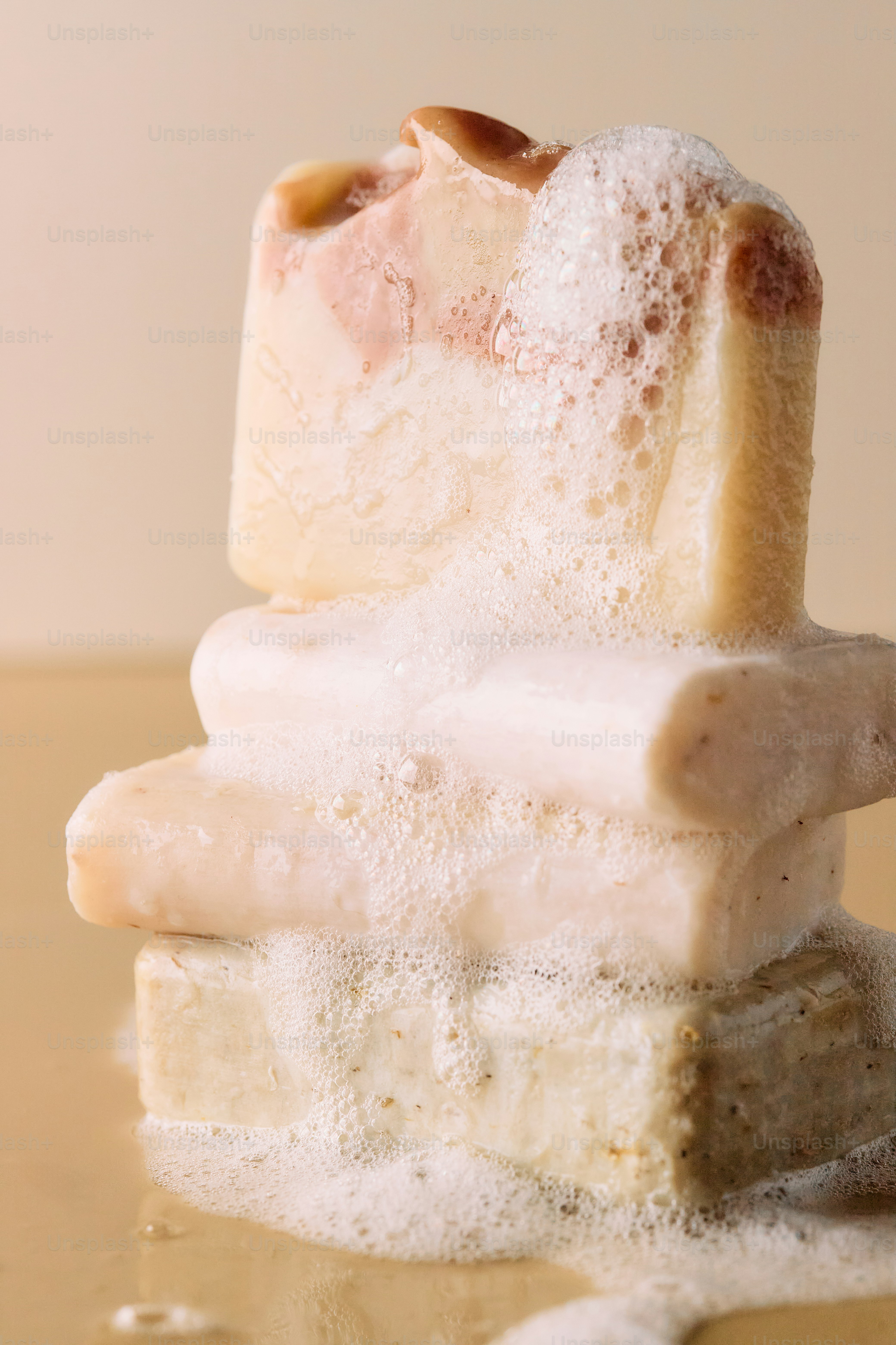 Stapel handgemachter Seifen mit schaumigen Blasen