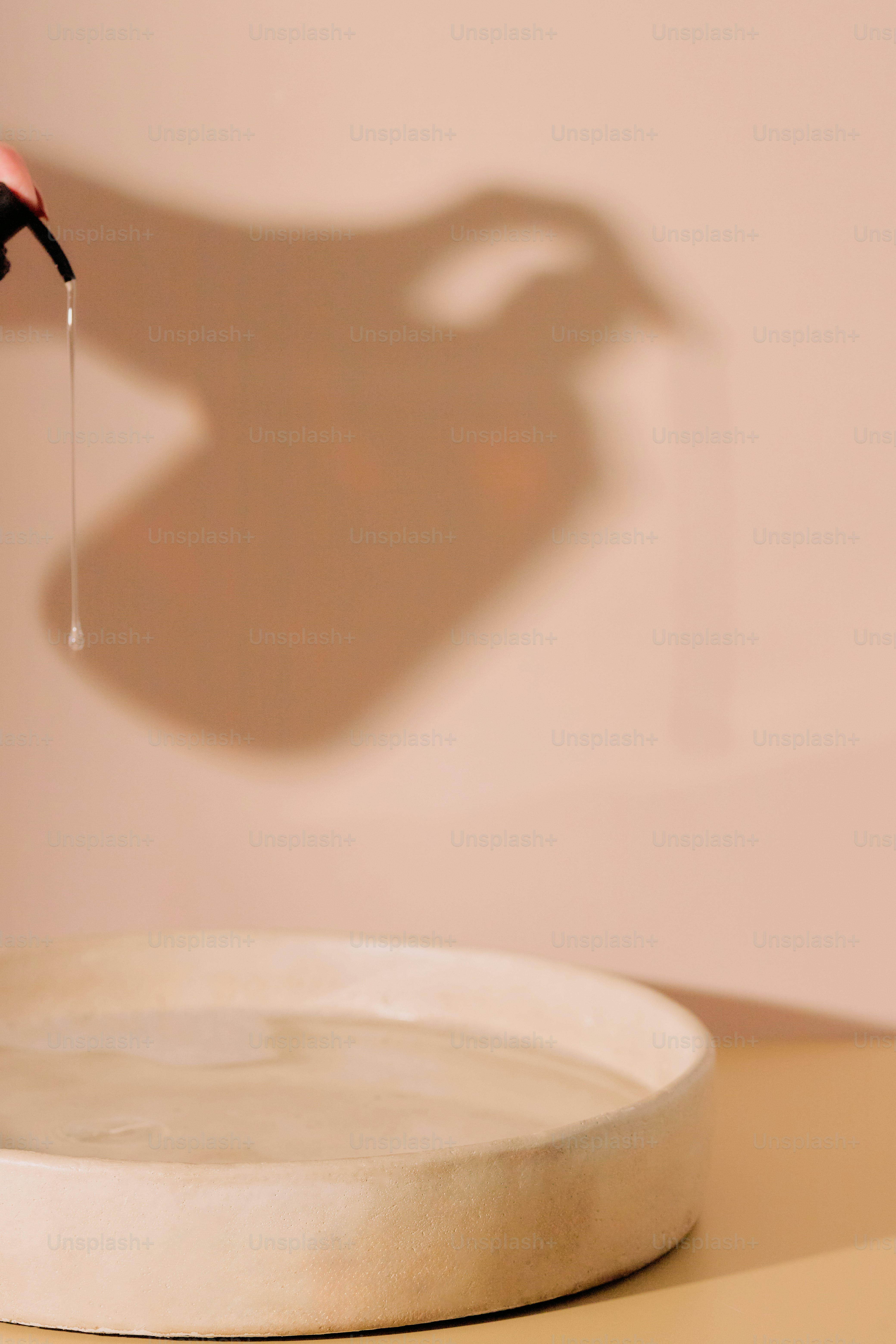 Pipette, die Flüssigkeit auf eine Keramikschale abgibt