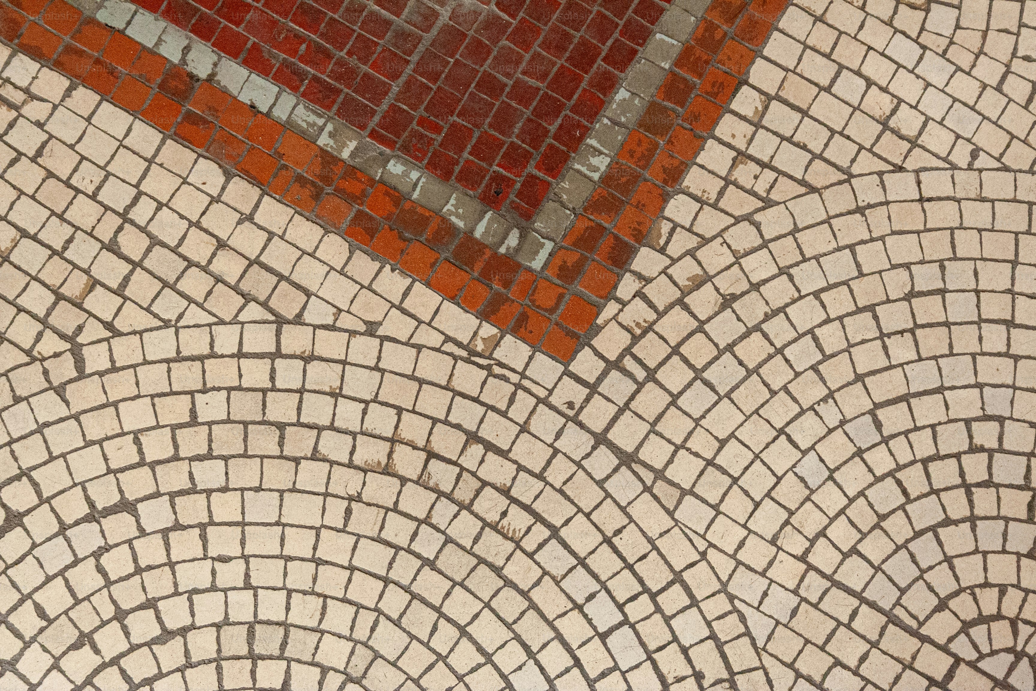 Primer plano de un patrón de mosaico con azulejos blancos y rojos