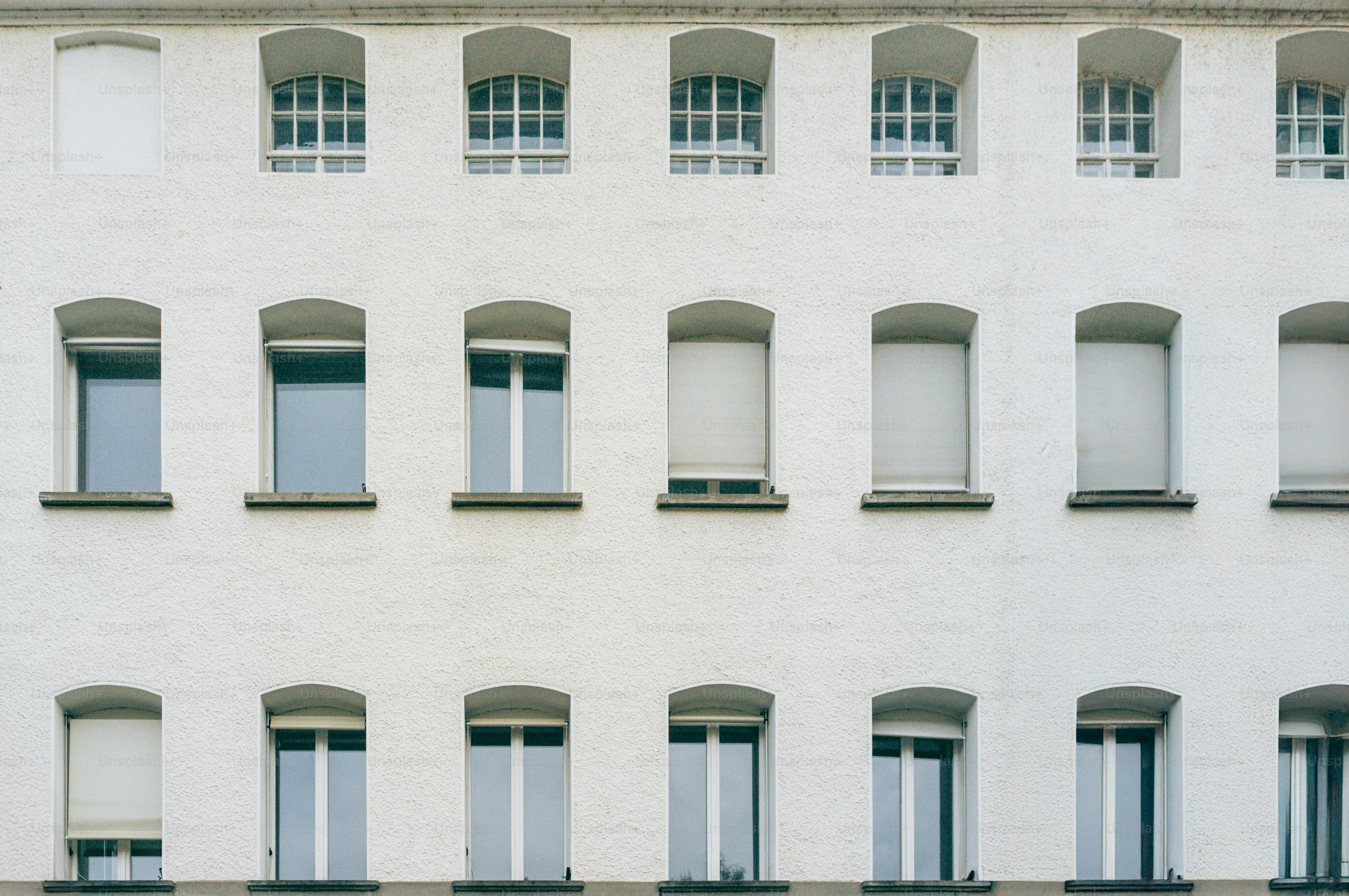 Fachada blanca del edificio con múltiples ventanas