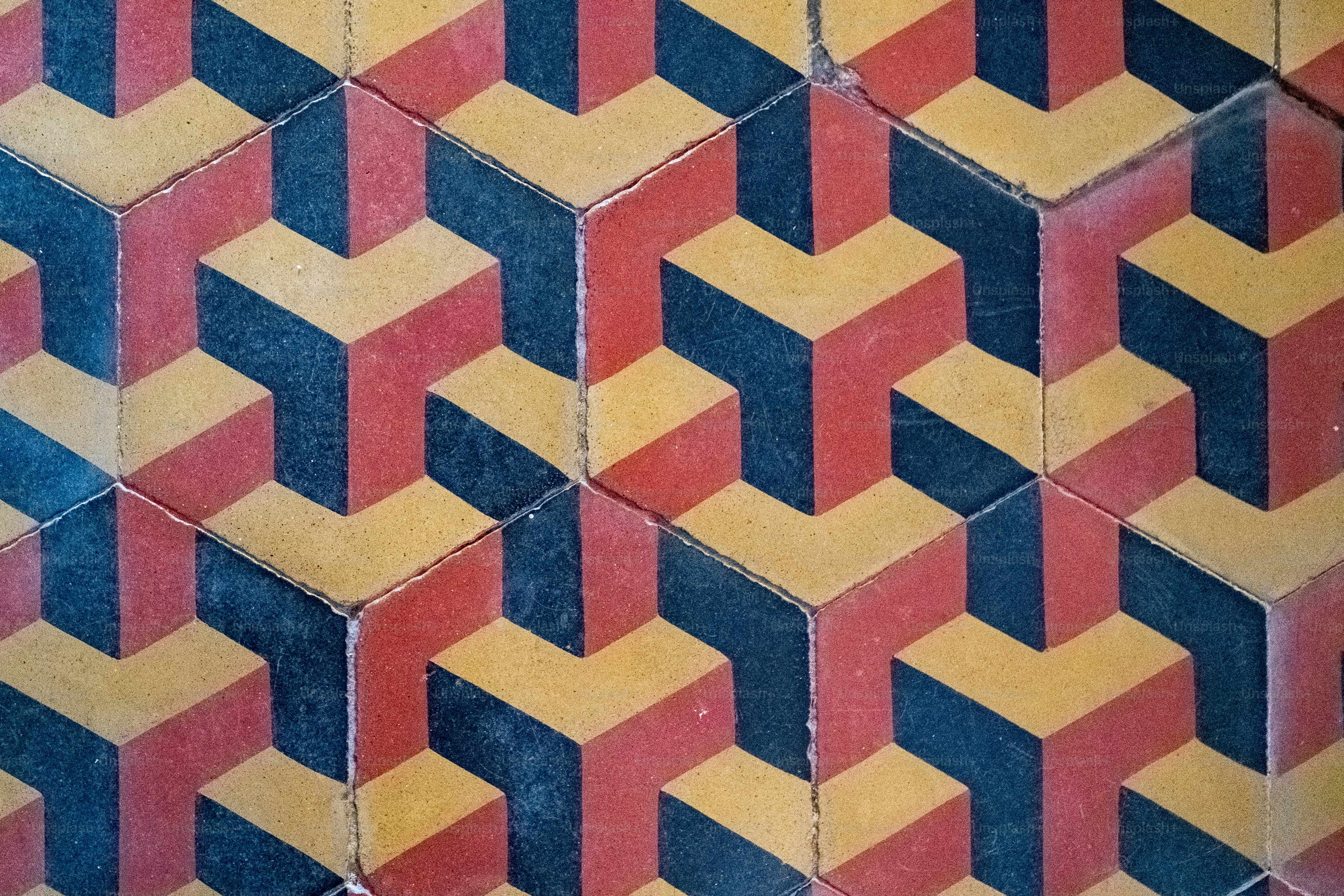 Pola heksagonal geometris dengan elemen merah, kuning, dan biru