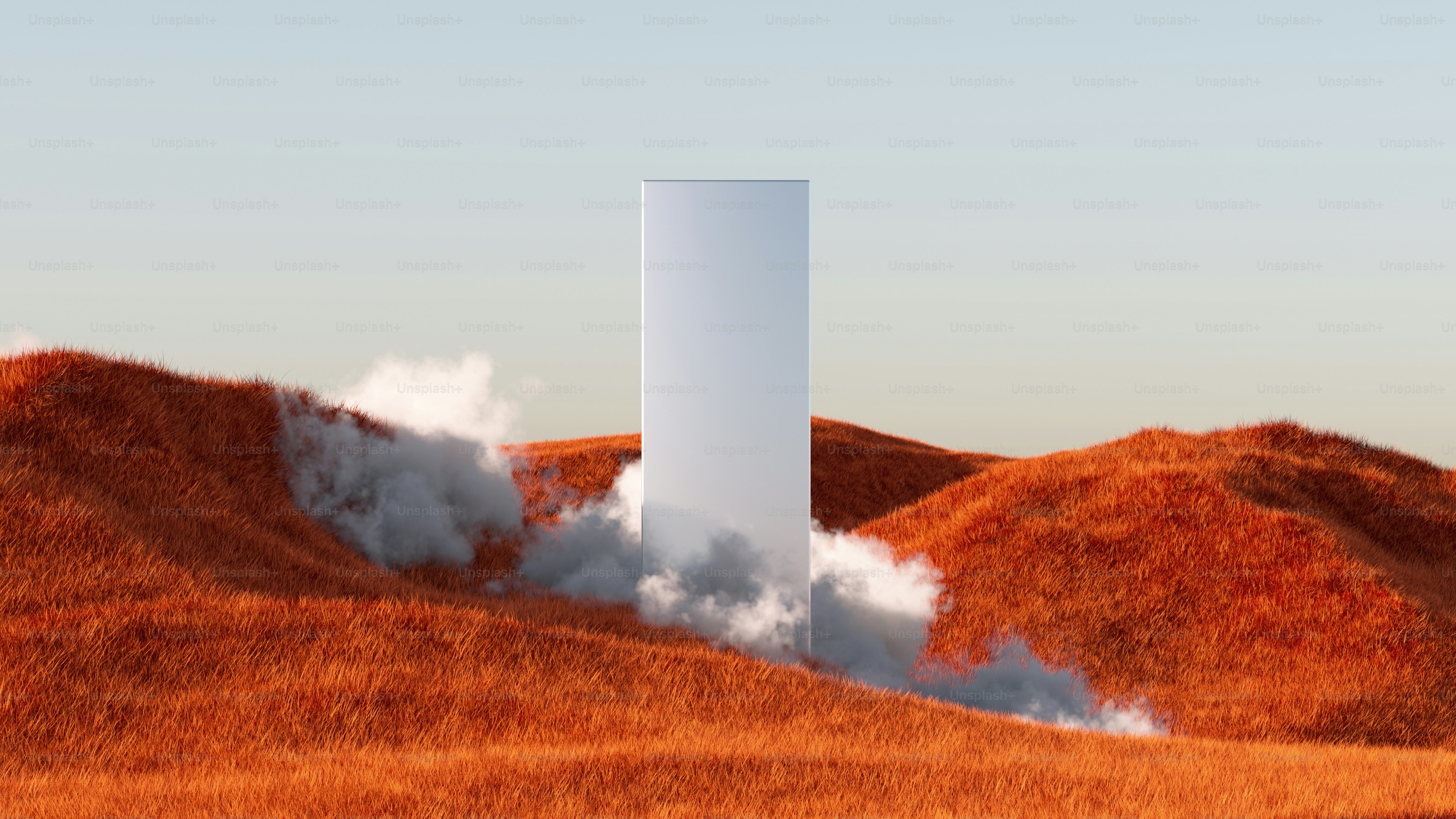 草が生い茂ったオレンジ色の丘からそびえ立つ背の高い白い建造物