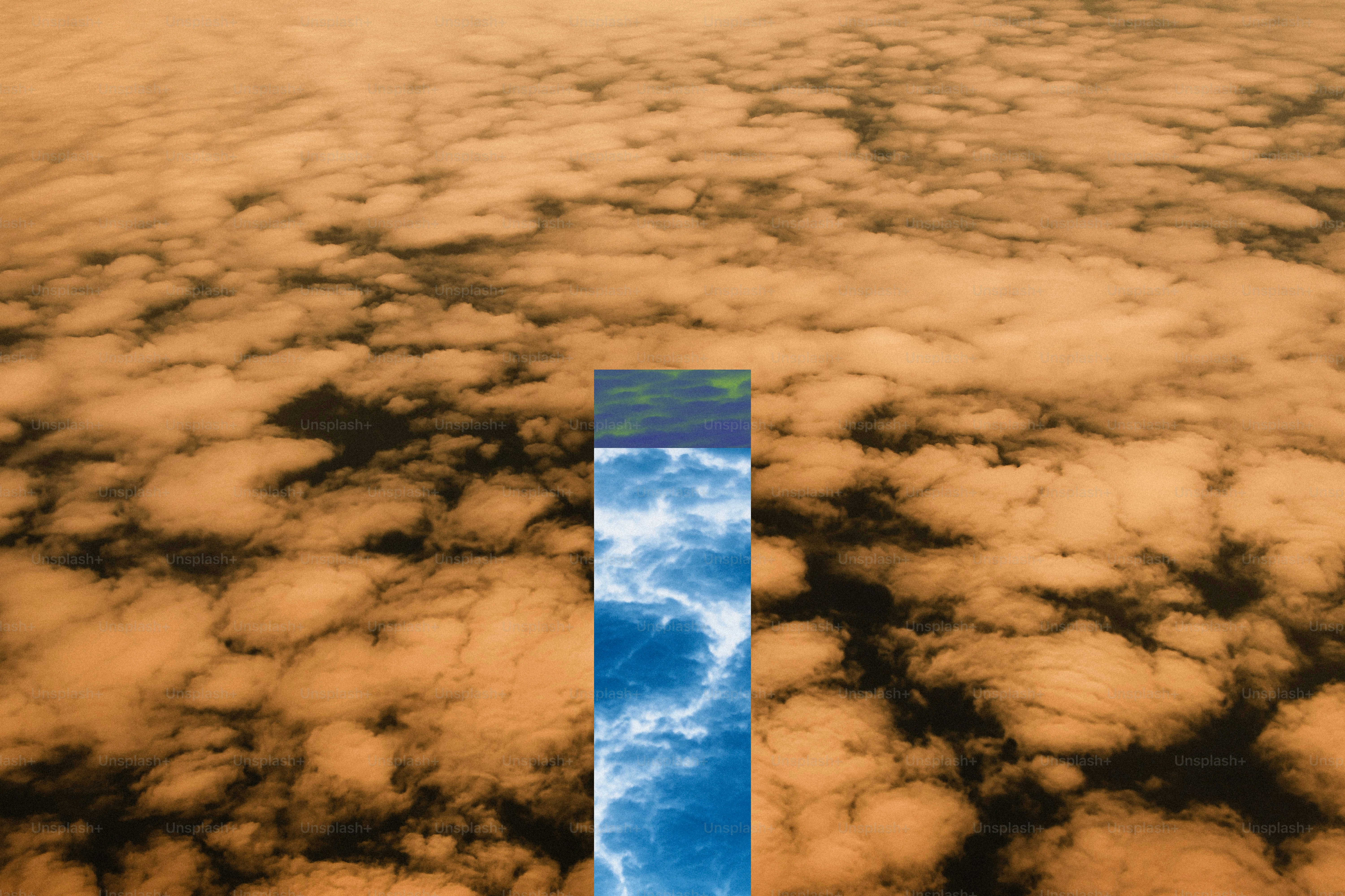 Langit abstrak dengan awan dan pantulan