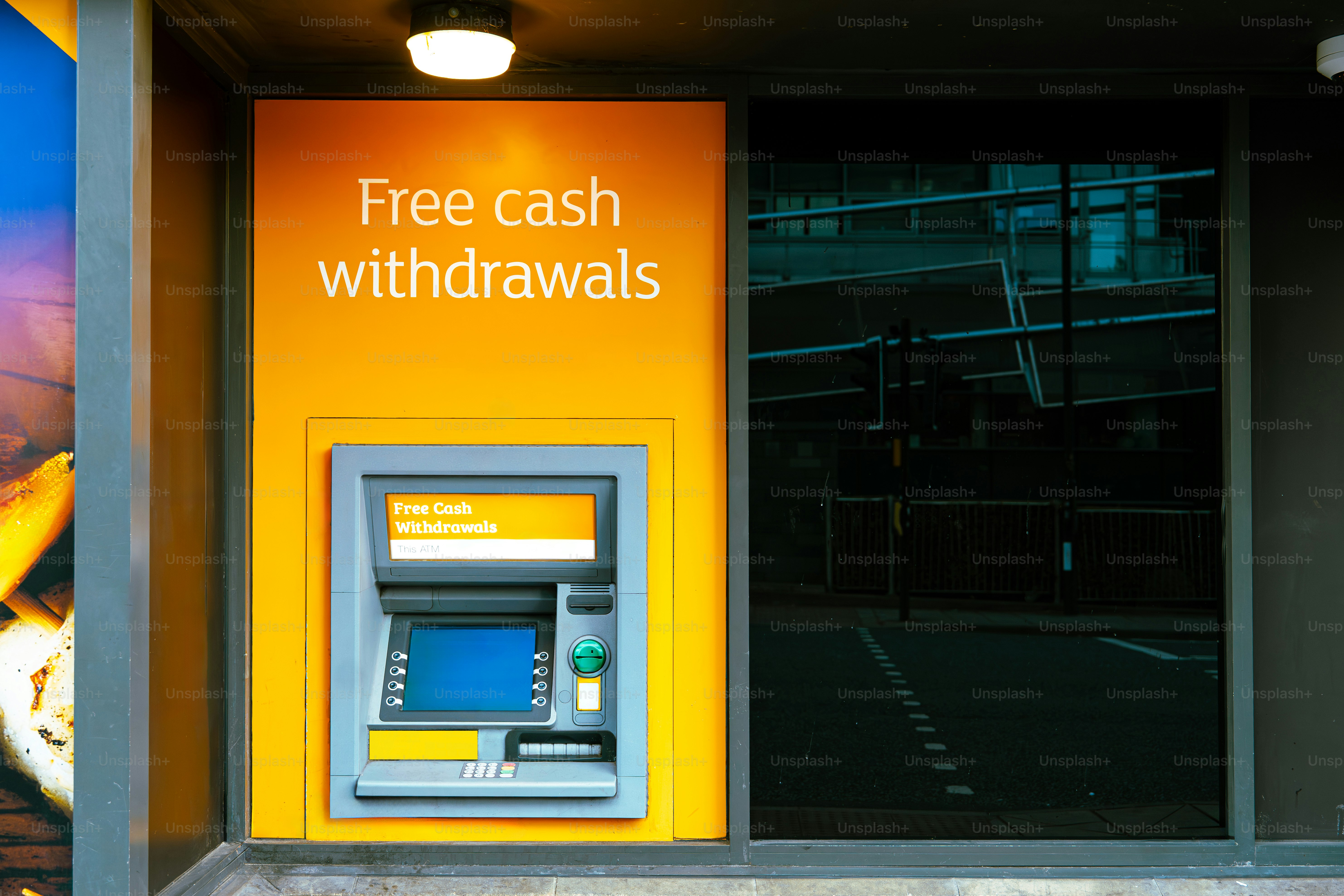 무료 현금 인출 표지판이 있는 ATM 기계