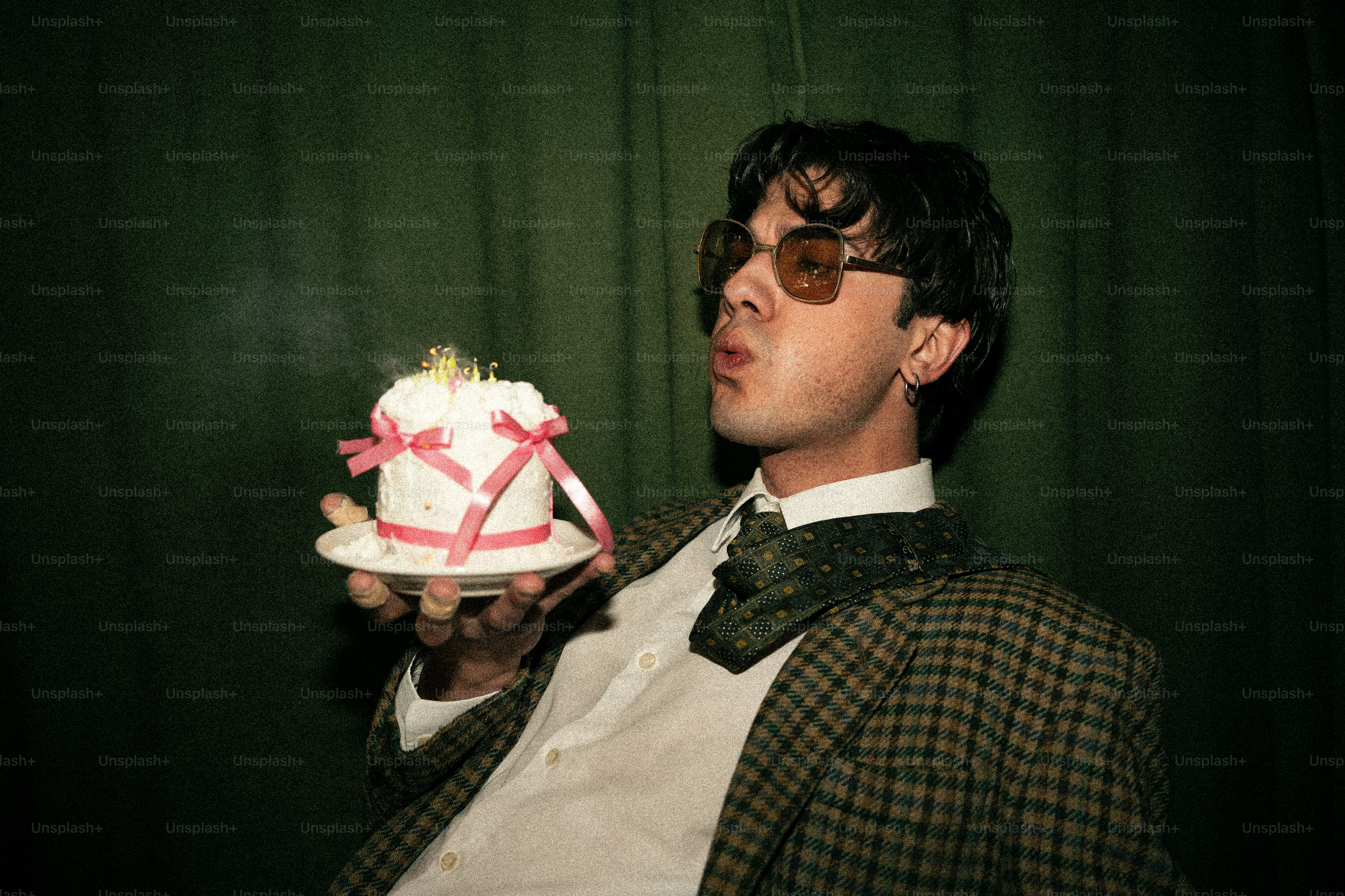 L'uomo in giacca e cravatta spegne le candeline su una piccola torta foto –  Immagine di Compleanno su Unsplash, image size:3000x2000