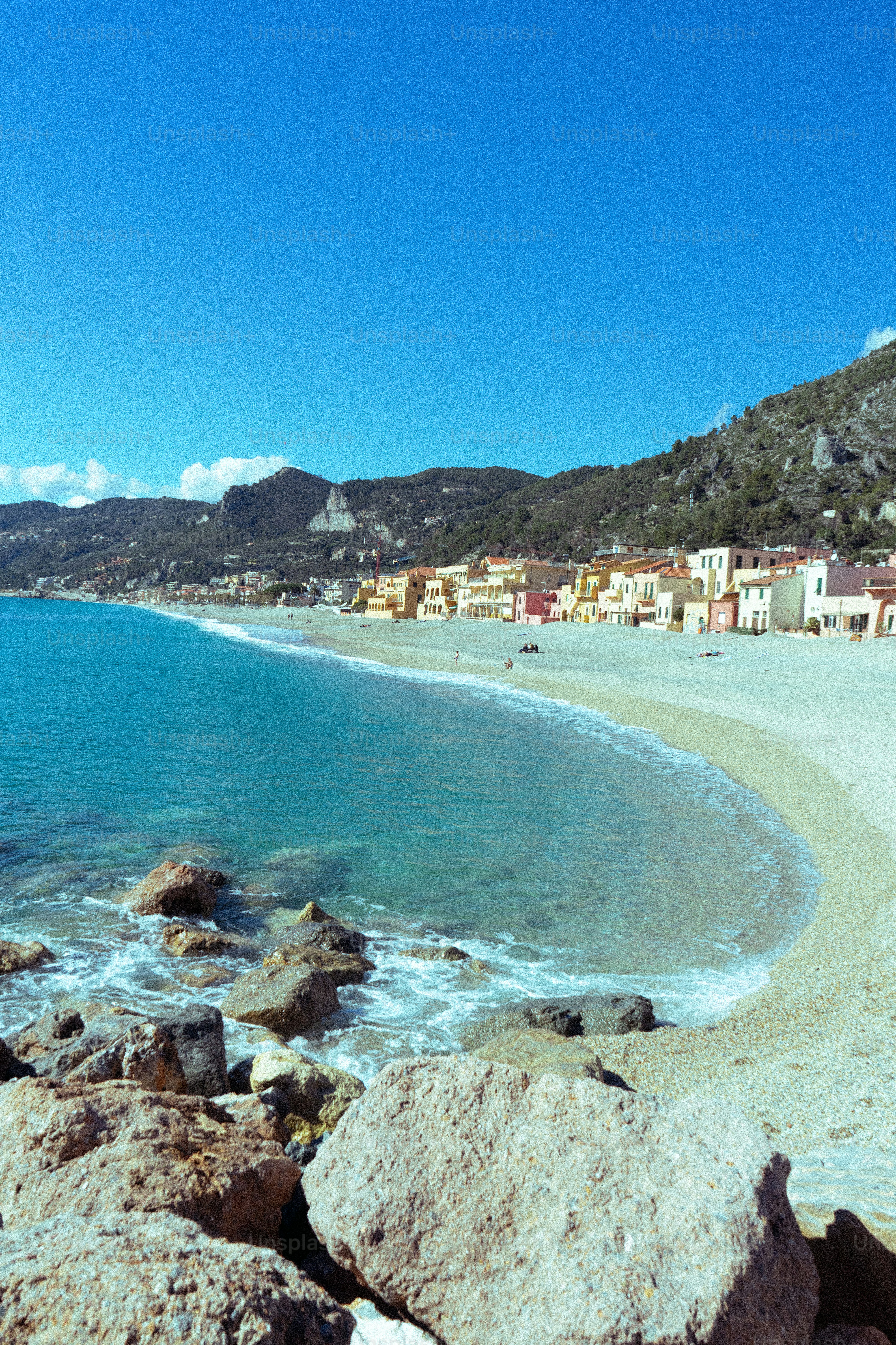 Città costiera con edifici colorati lungo una spiaggia sabbiosa