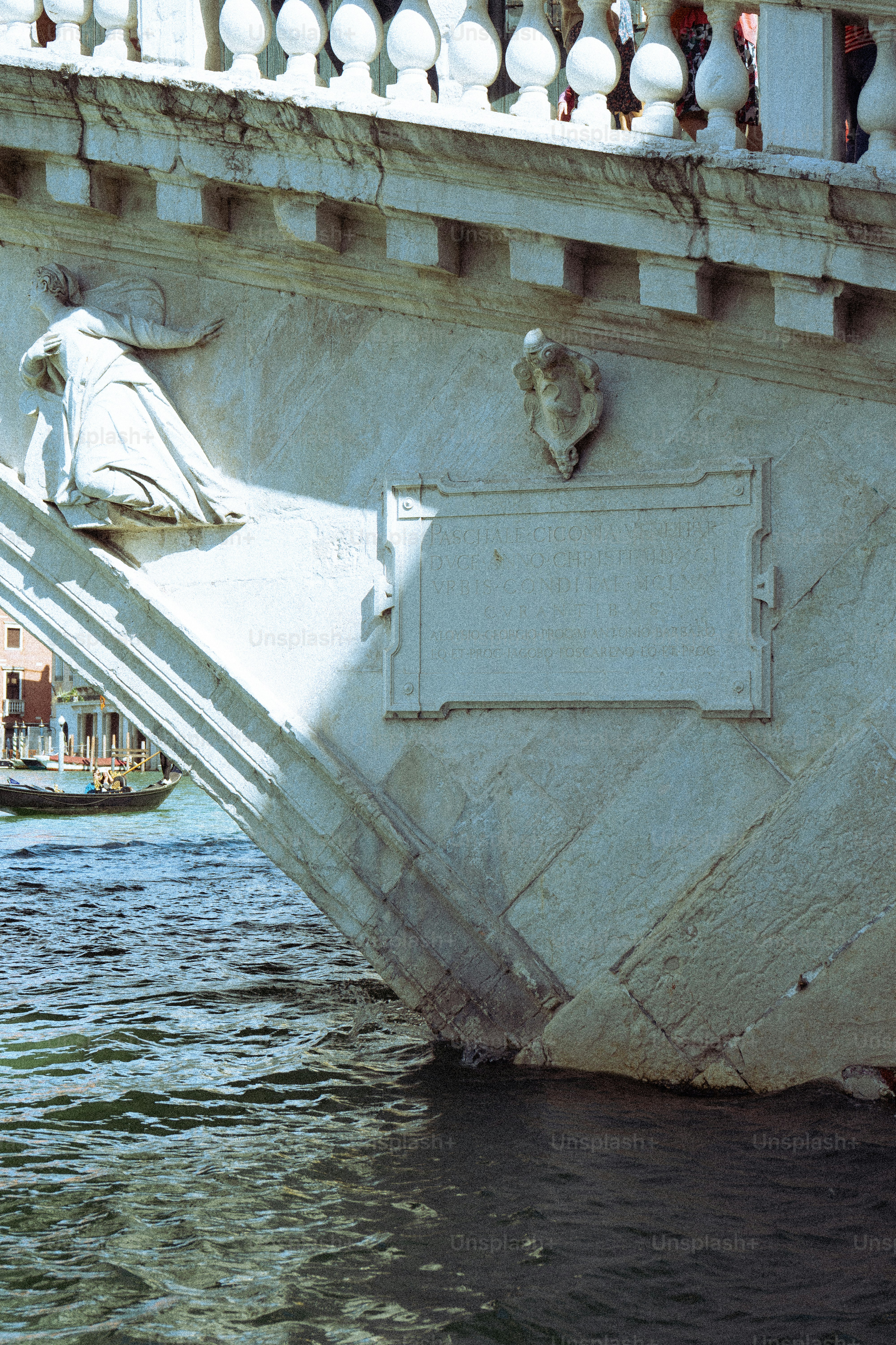 Steinerner Brückenbogen mit Wasser und Gondel
