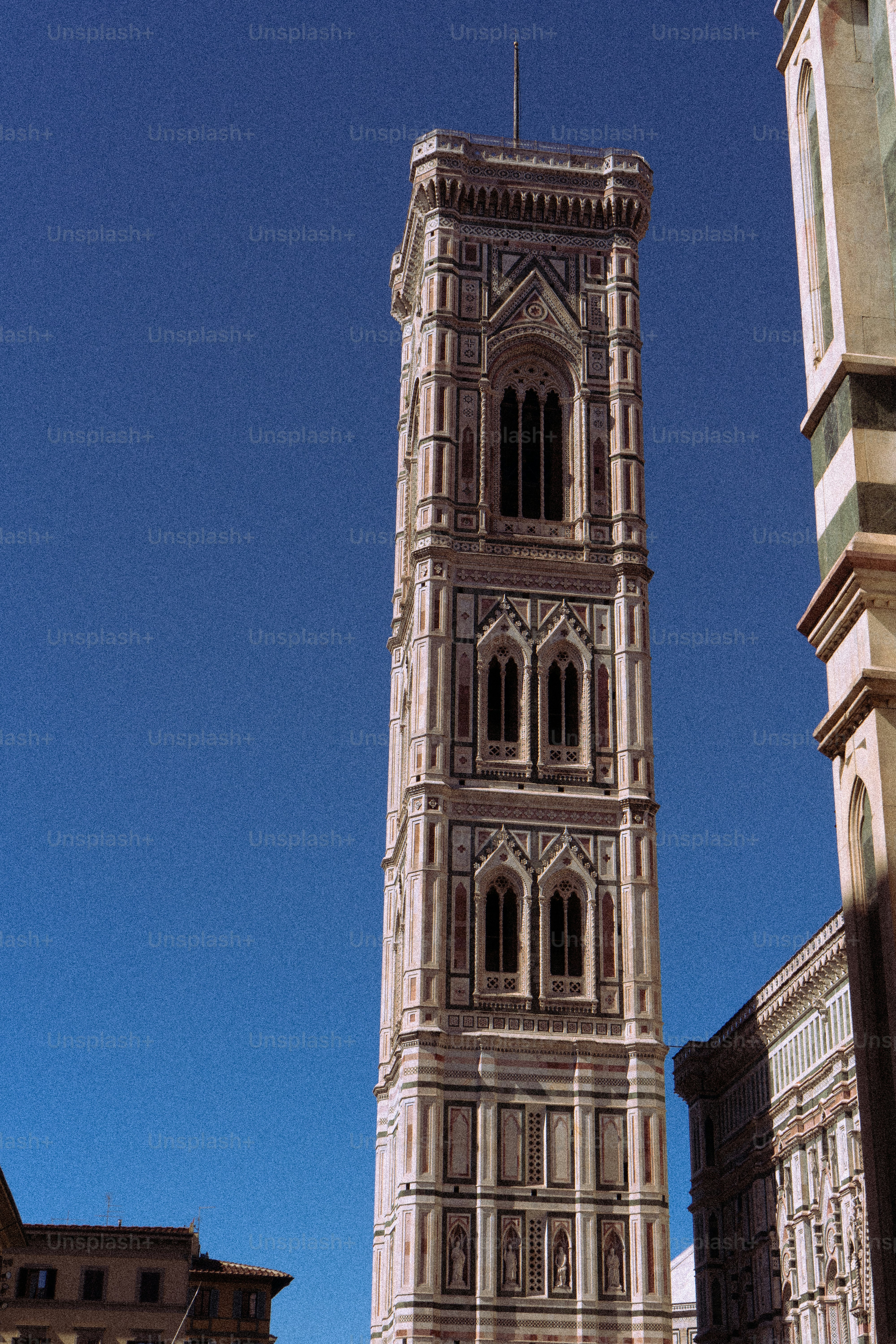 Il campanile di Giotto contro il cielo azzurro