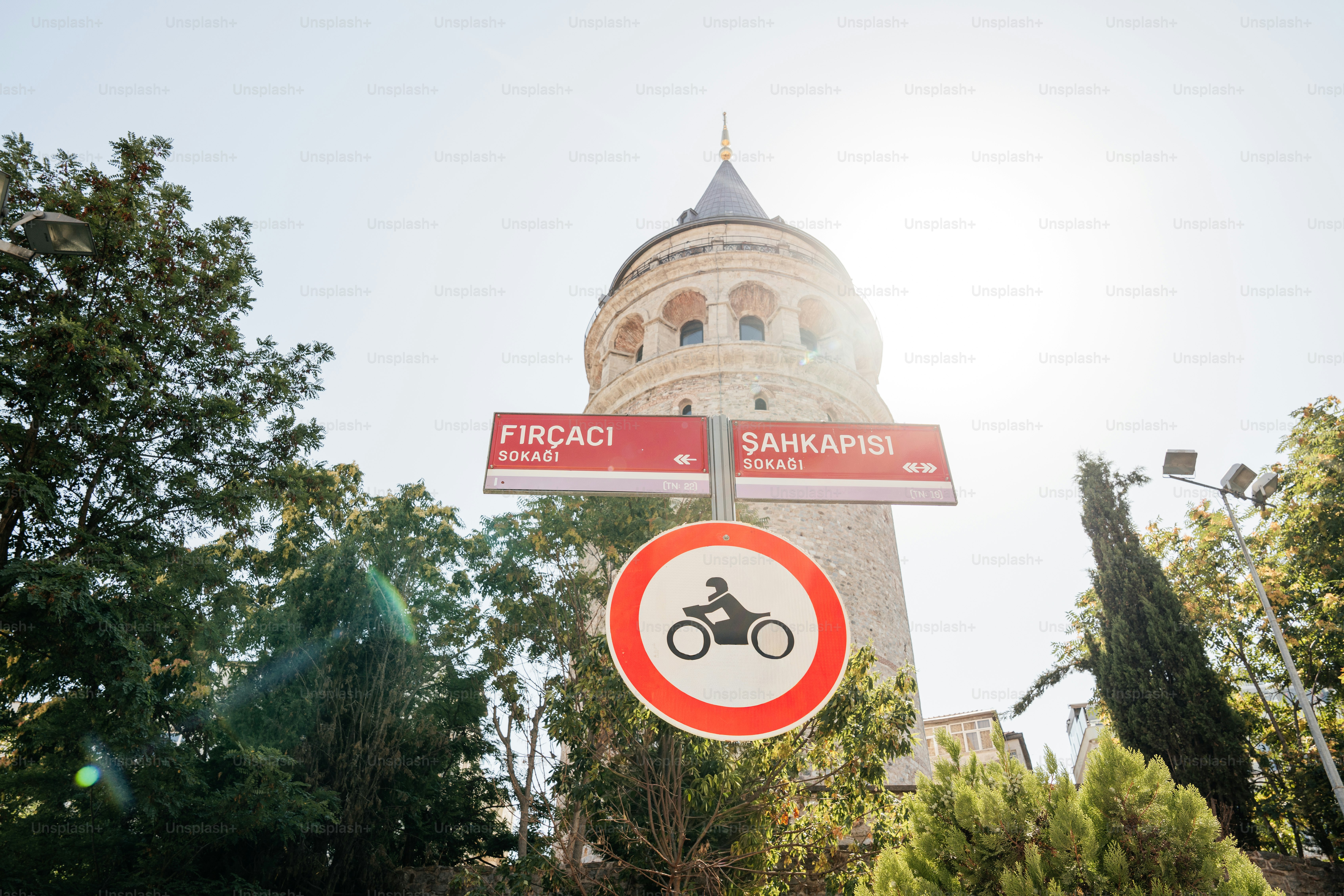 Galata-Turm mit Straßenschildern und Motorradverbotsschild
