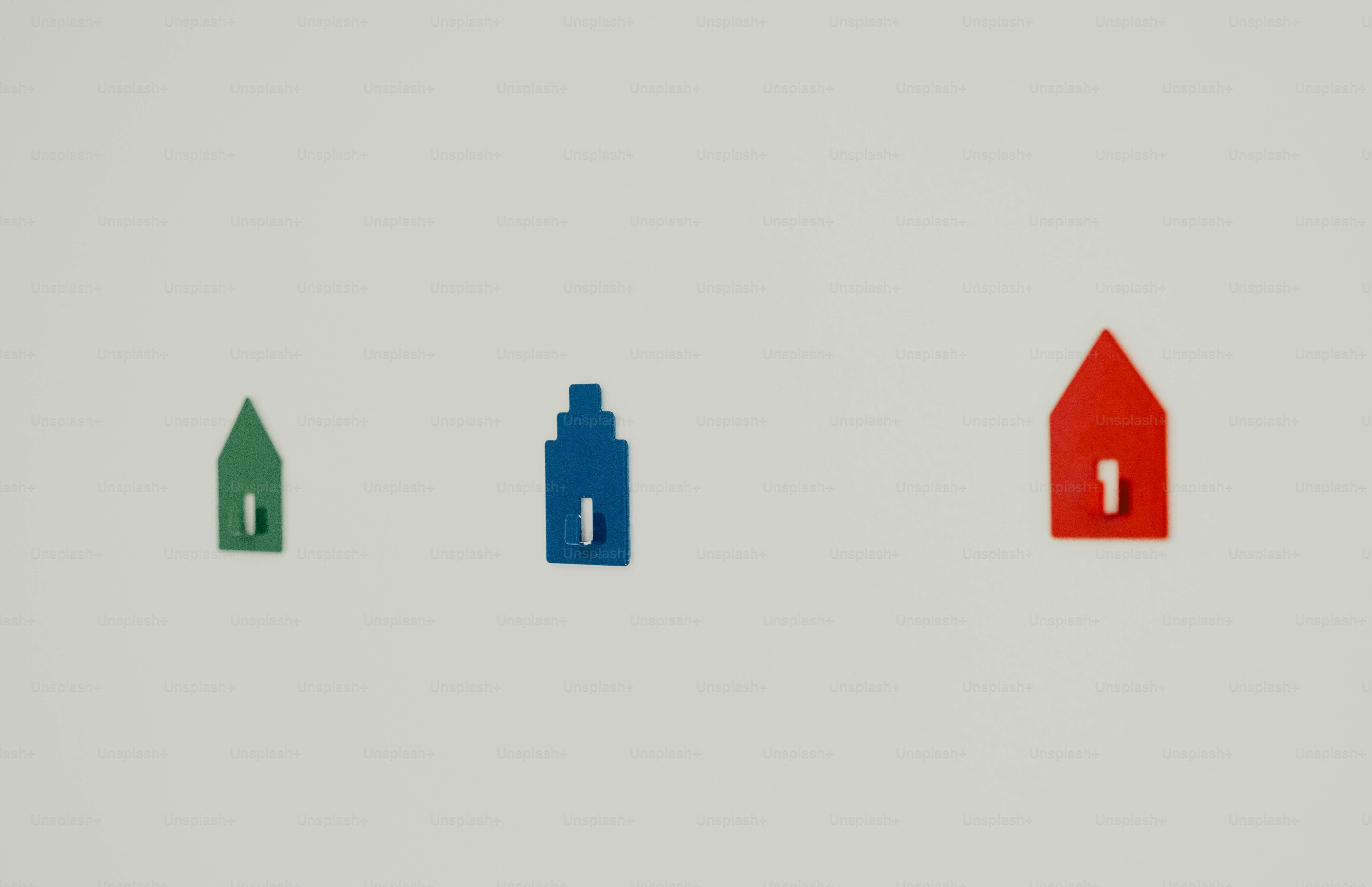 Drei bunte Häuser, die in einer Reihe angeordnet sind