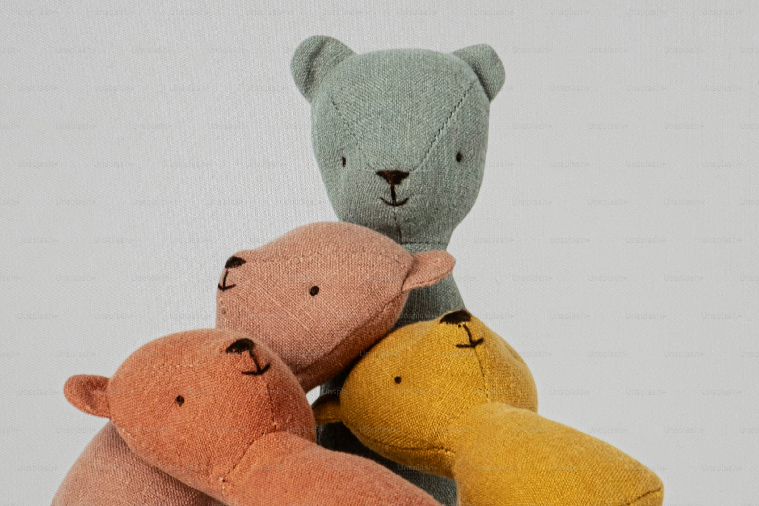 Empat boneka beruang ditumpuk bersama