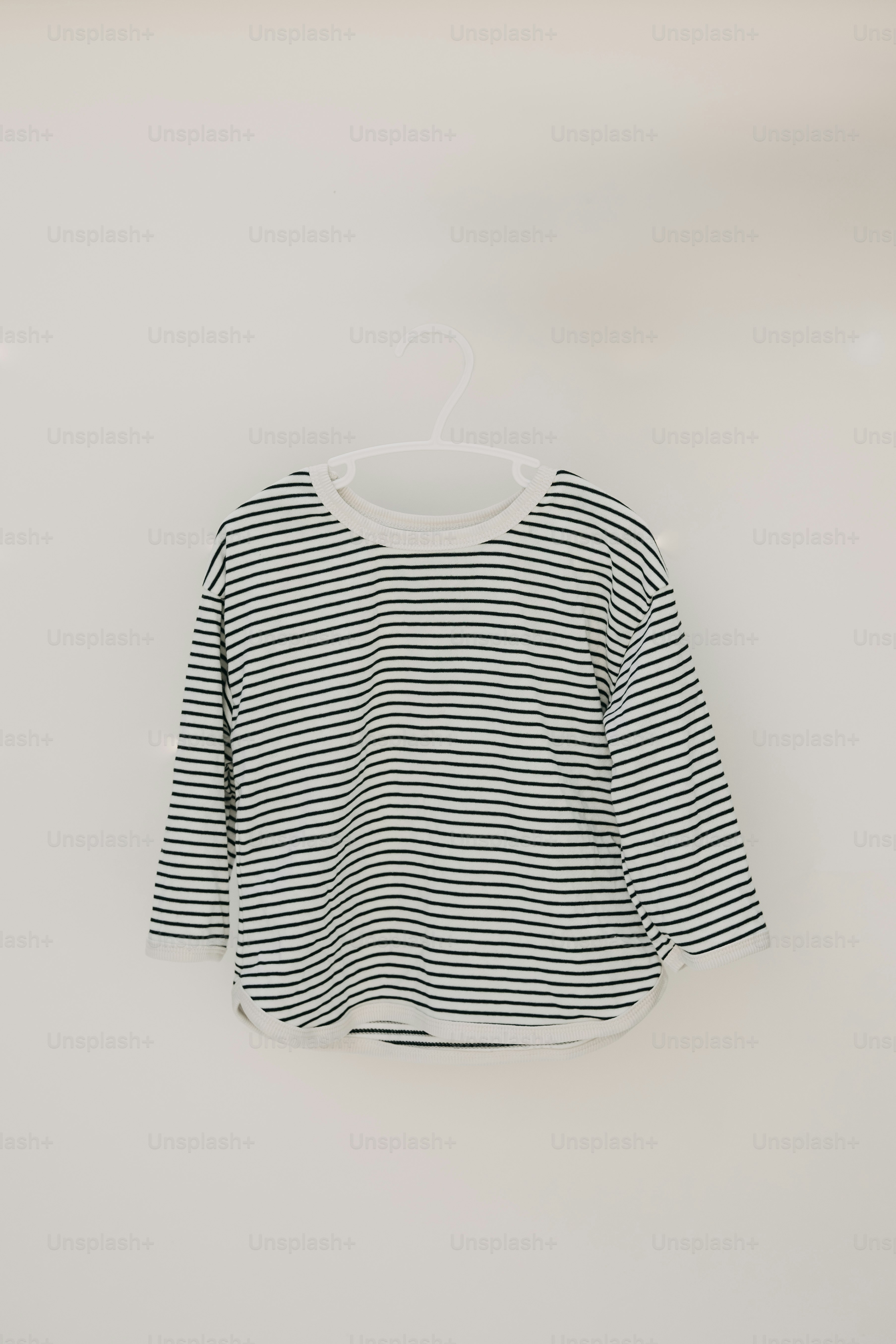 Chemise rayée à manches longues sur cintre.