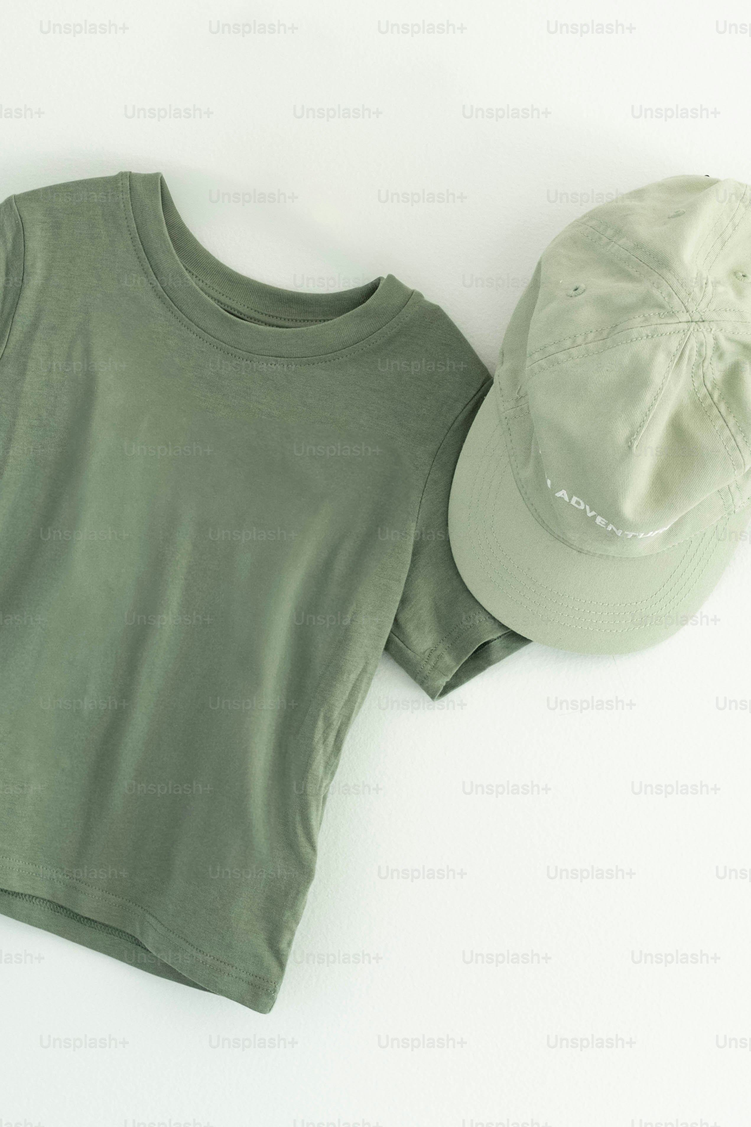 白地に緑のTシャツと帽子