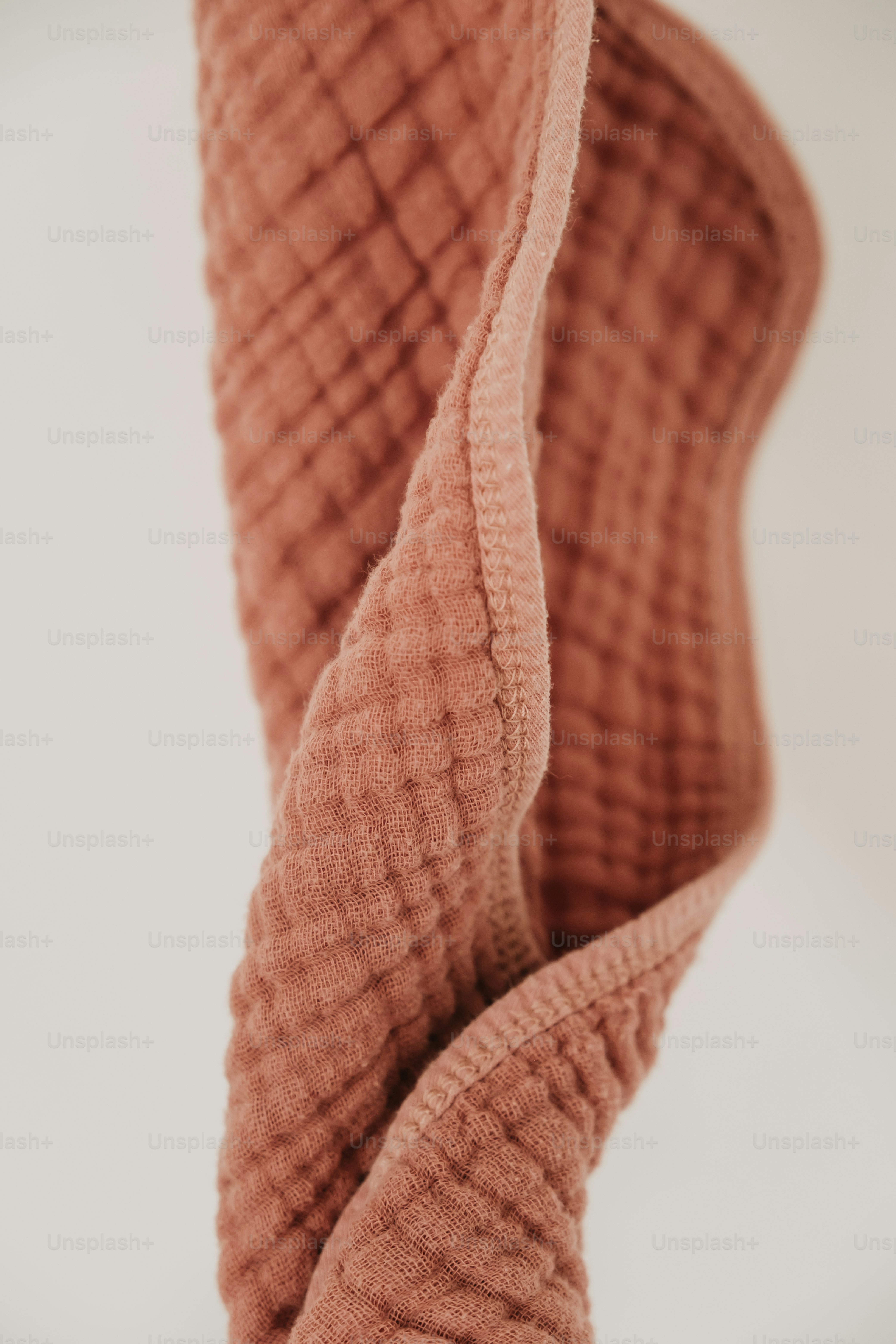 Gros plan d’un tissu texturé de couleur rouille