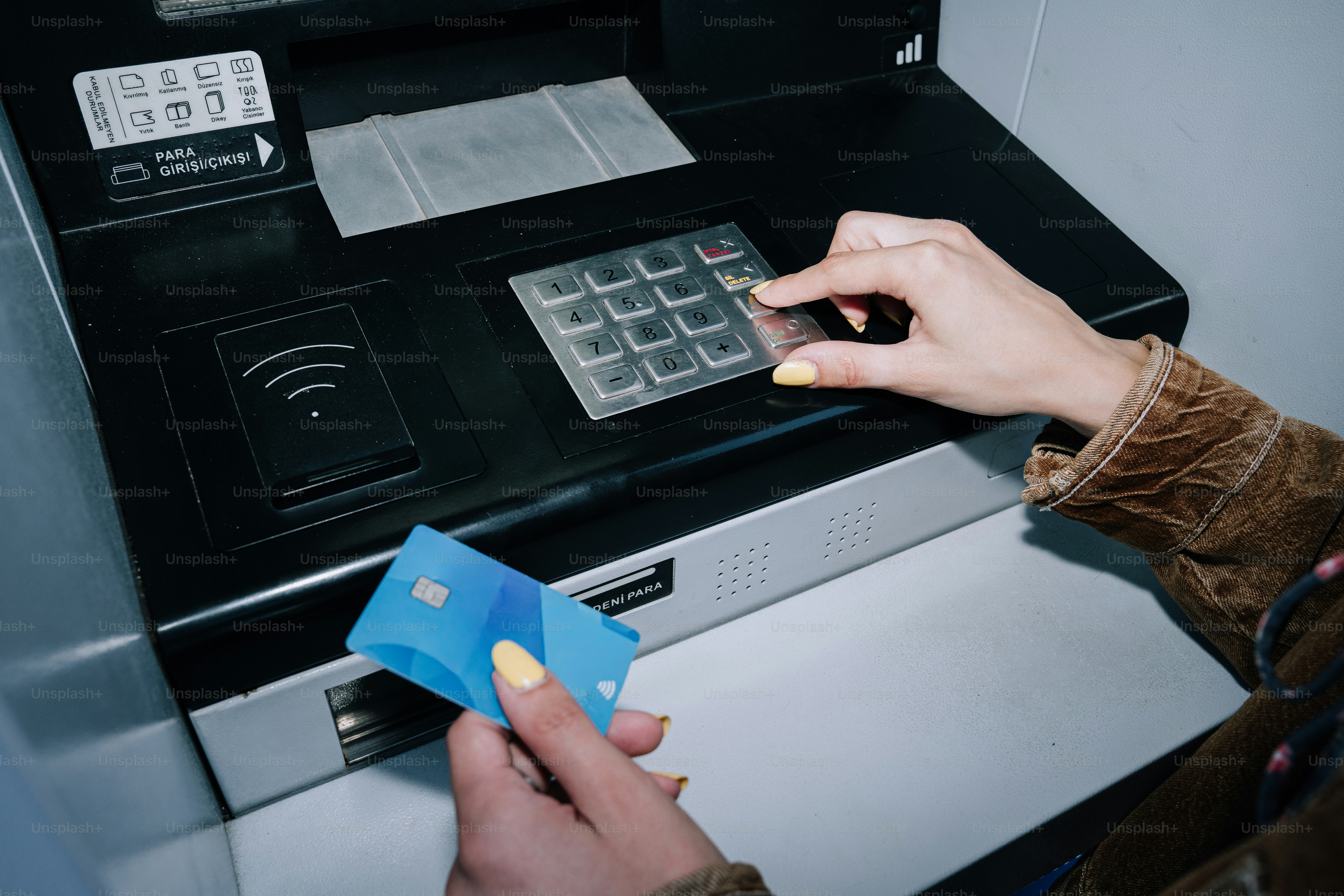 Person using atm with credit card photo – Money Image on Unsplash