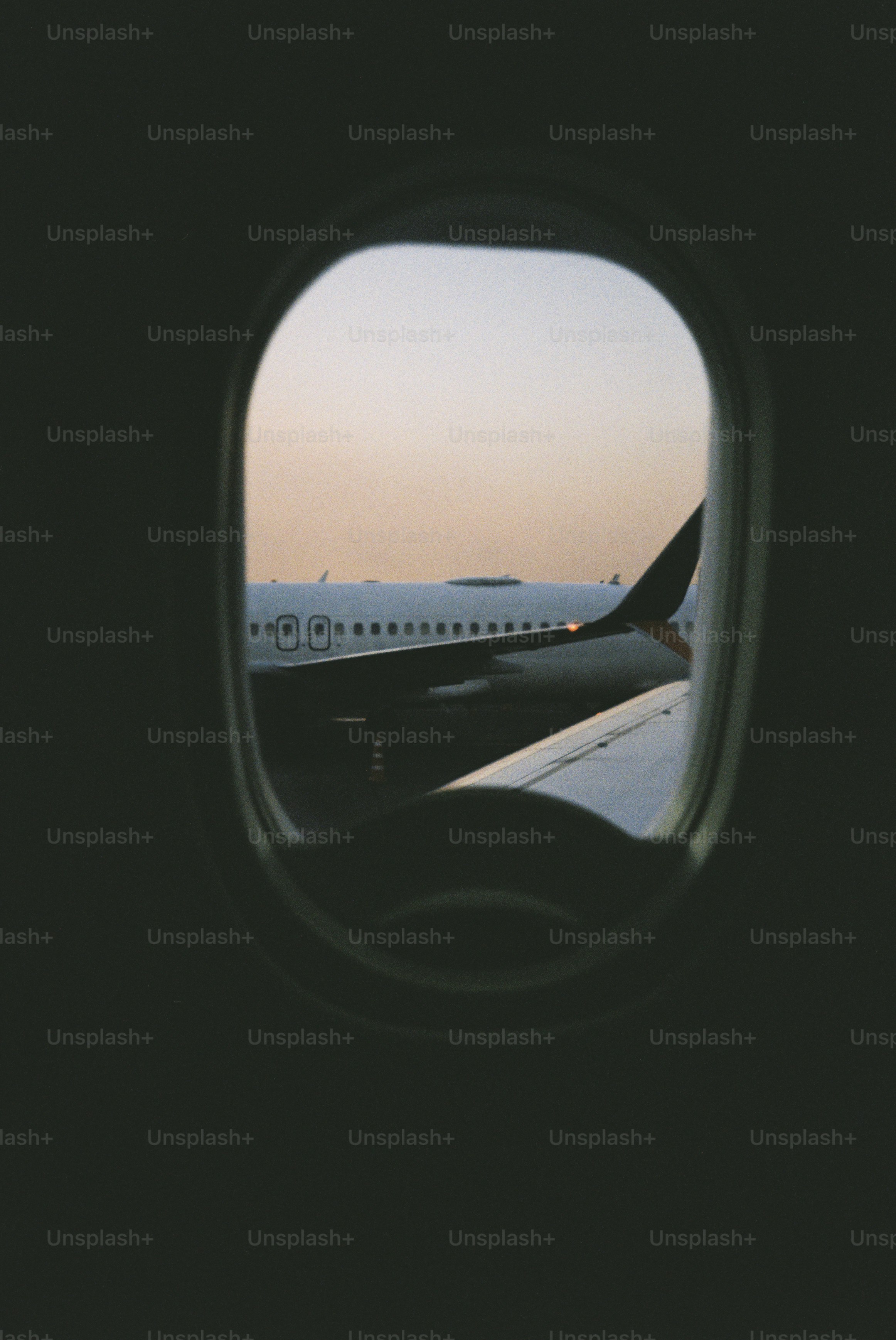 Ala y fuselaje del avión vistos a través de la ventana